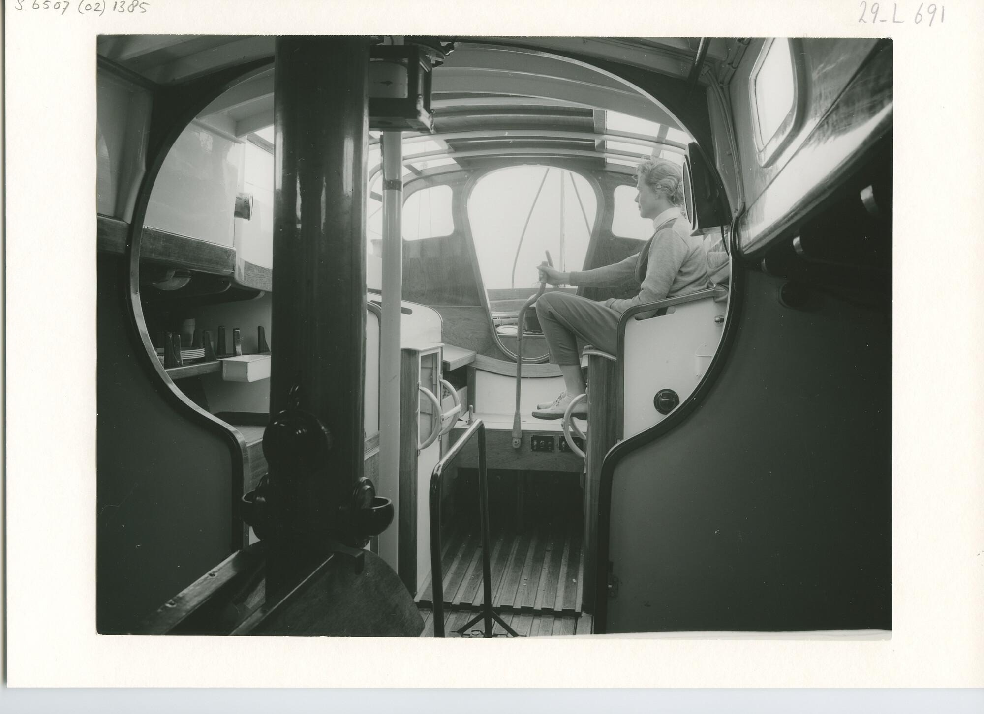 S.6507(02)1385; Zwart-wit foto van het interieur van de Zeevalk, het hechthouten knikspantjacht van C. Bruynzeel; foto