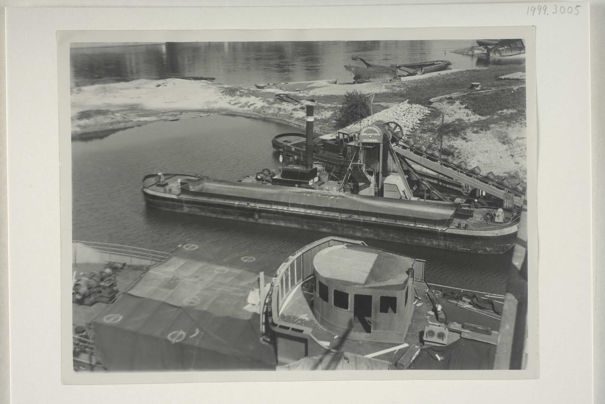 1999.3005; Werfoverzicht van de Arnhemsche Stoomsleephelling Maatschappij (ASM) in de periode dat de havenkom werd uitgebaggerd voor de dwarshelling, omstreeks 1935; foto