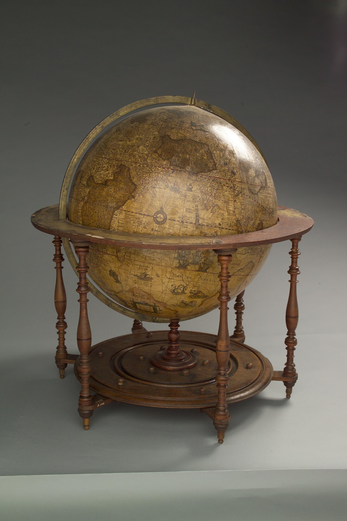 A.1140; Aardglobe van 52,5 cm doorsnede door Jacob Floris van Langren, 1589; globe