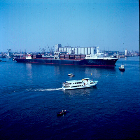 S.9100(4609); Dia van het Noorse LASH-schip ms. Arcadia Forest in de Vlothaven te [...]; diapositief
