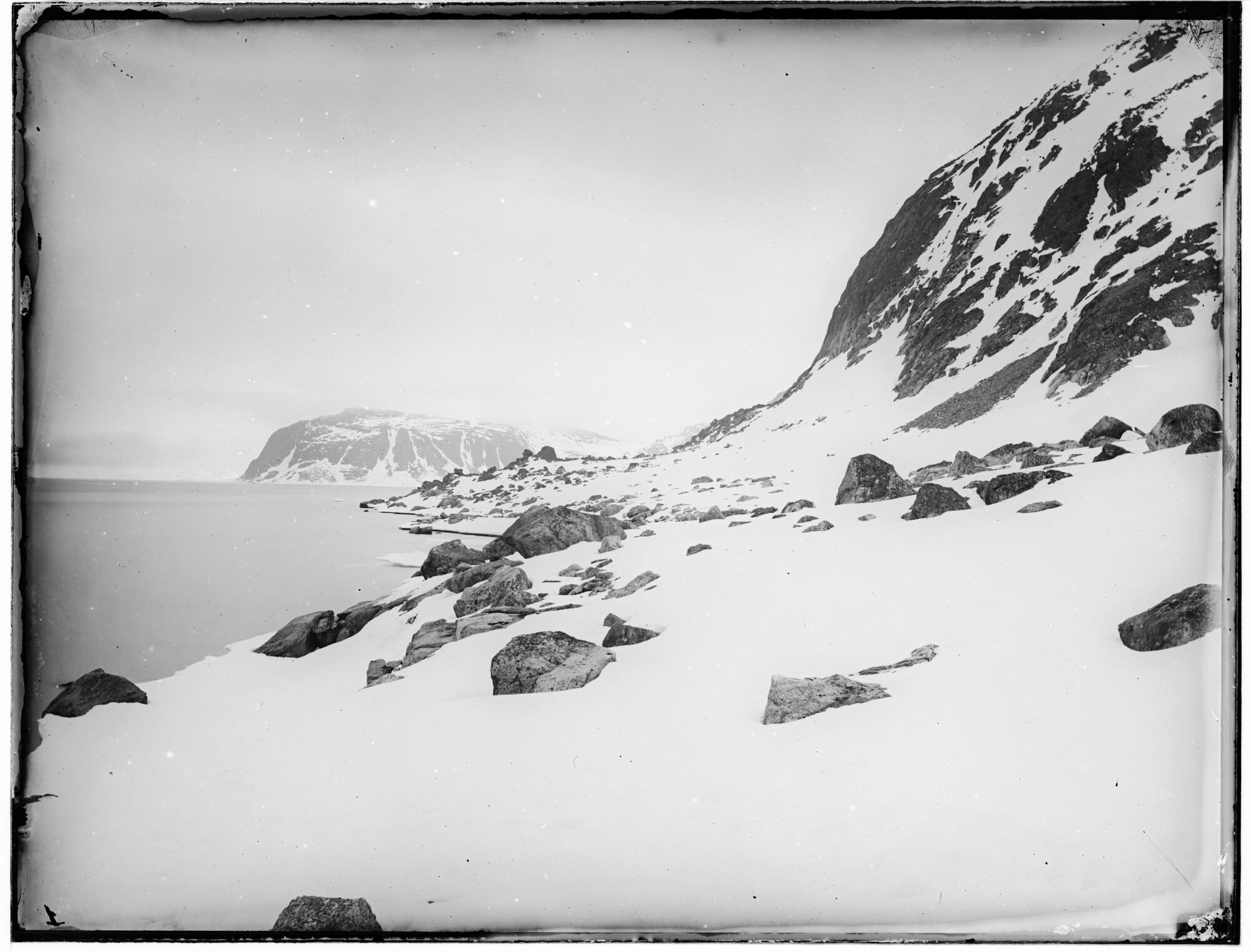 S.0101(02); Gezicht genomen in eene oostelijke richting, staande op den “Zeeuwschen Uitkijk”, N.W. hoek van Spitsbergen, 79° 51' Noorderbreedte; negatief