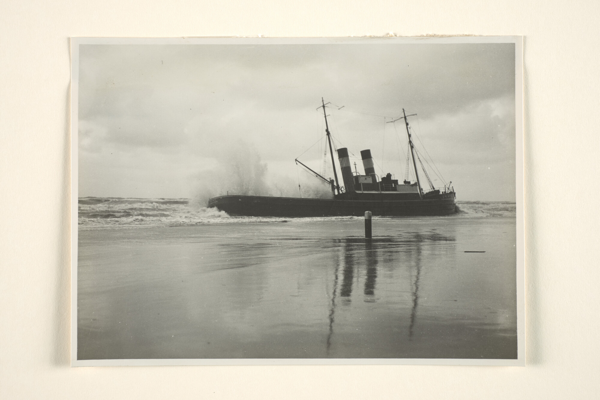 1996.3448; De stoomsleepboot Drente van Bureau Wijsmuller ligt op het strand van [...]; foto