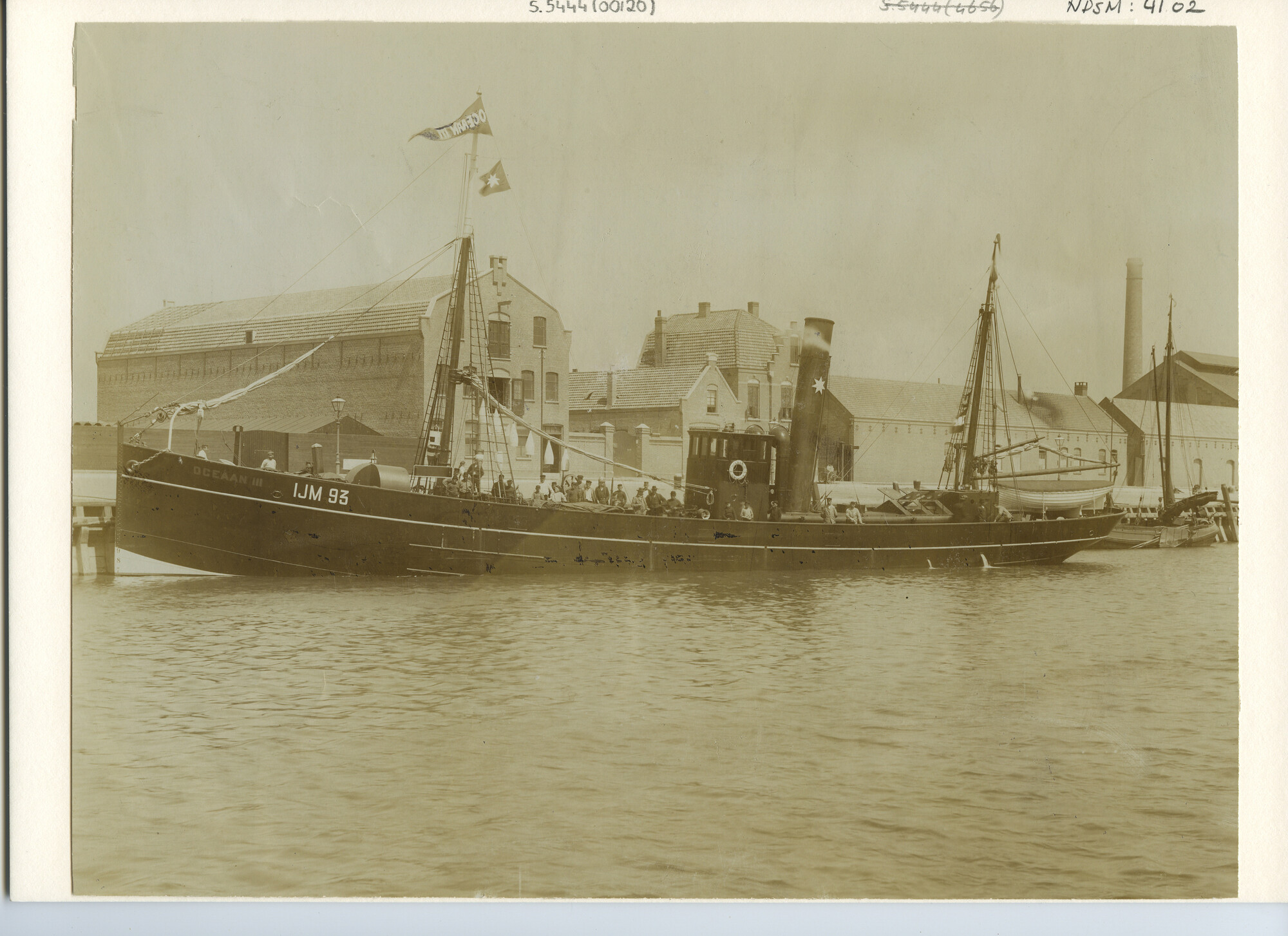 S.5444(0126); Foto van de stoomtrawler Oceaan III (IJM 93); foto