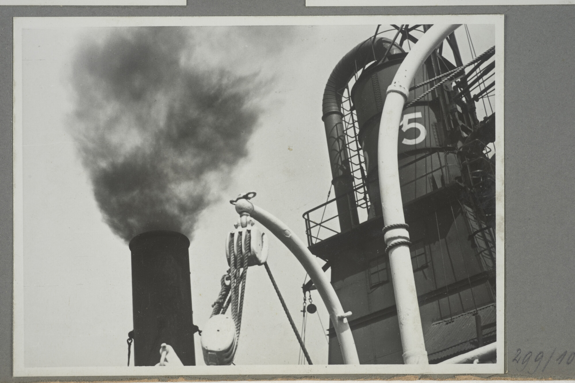 1998.2177; Omslag/ album met een grote hoeveelheid proeffoto's gemaakt door mw. A.M. Wolff-Koller in opdracht van de Gemeente Handelsinrichtingen in Amsterdam; omslag