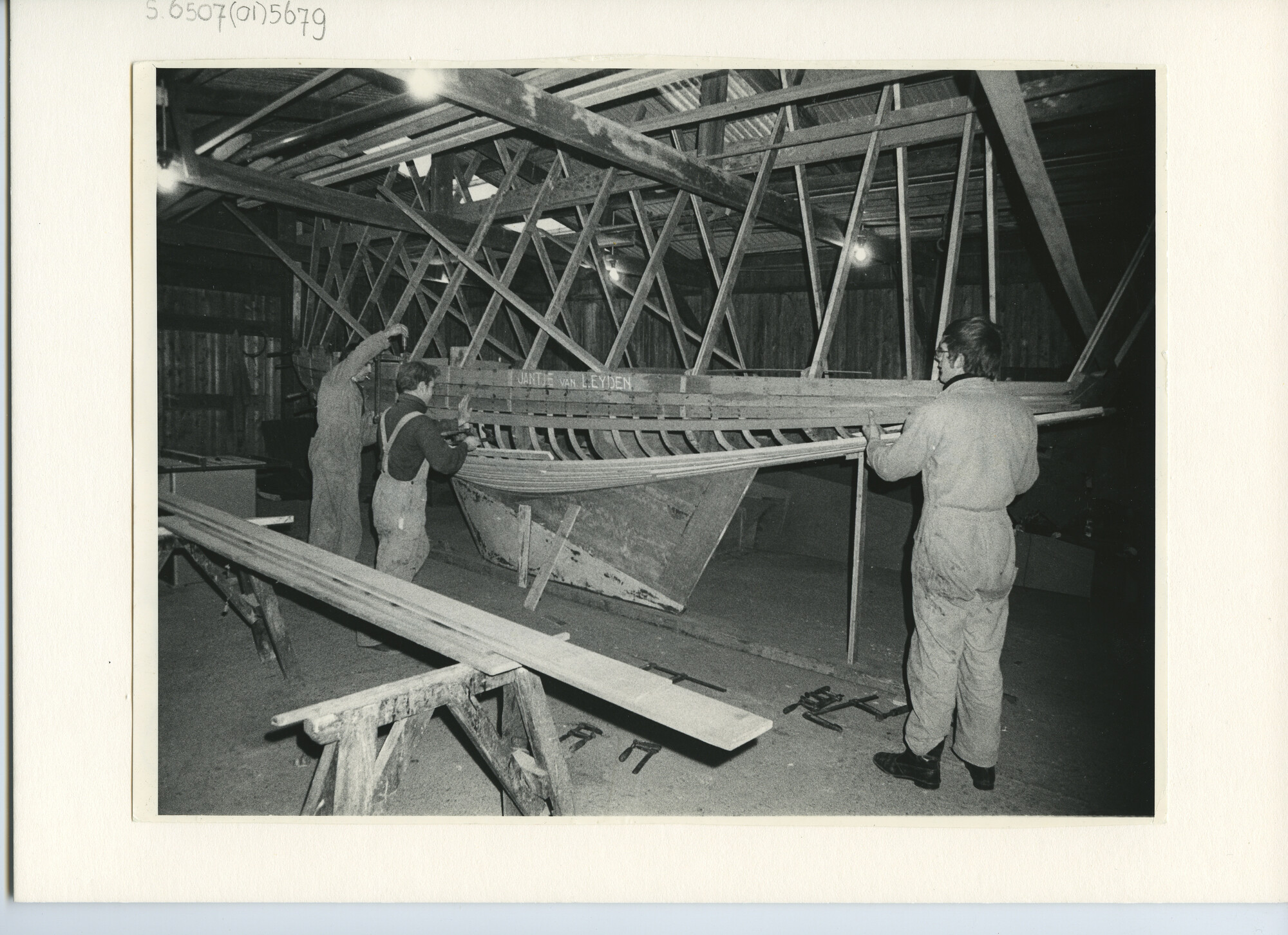 S.6507(01)5679; Foto van de regenboog Jantje van Leijden in aanbouw; foto