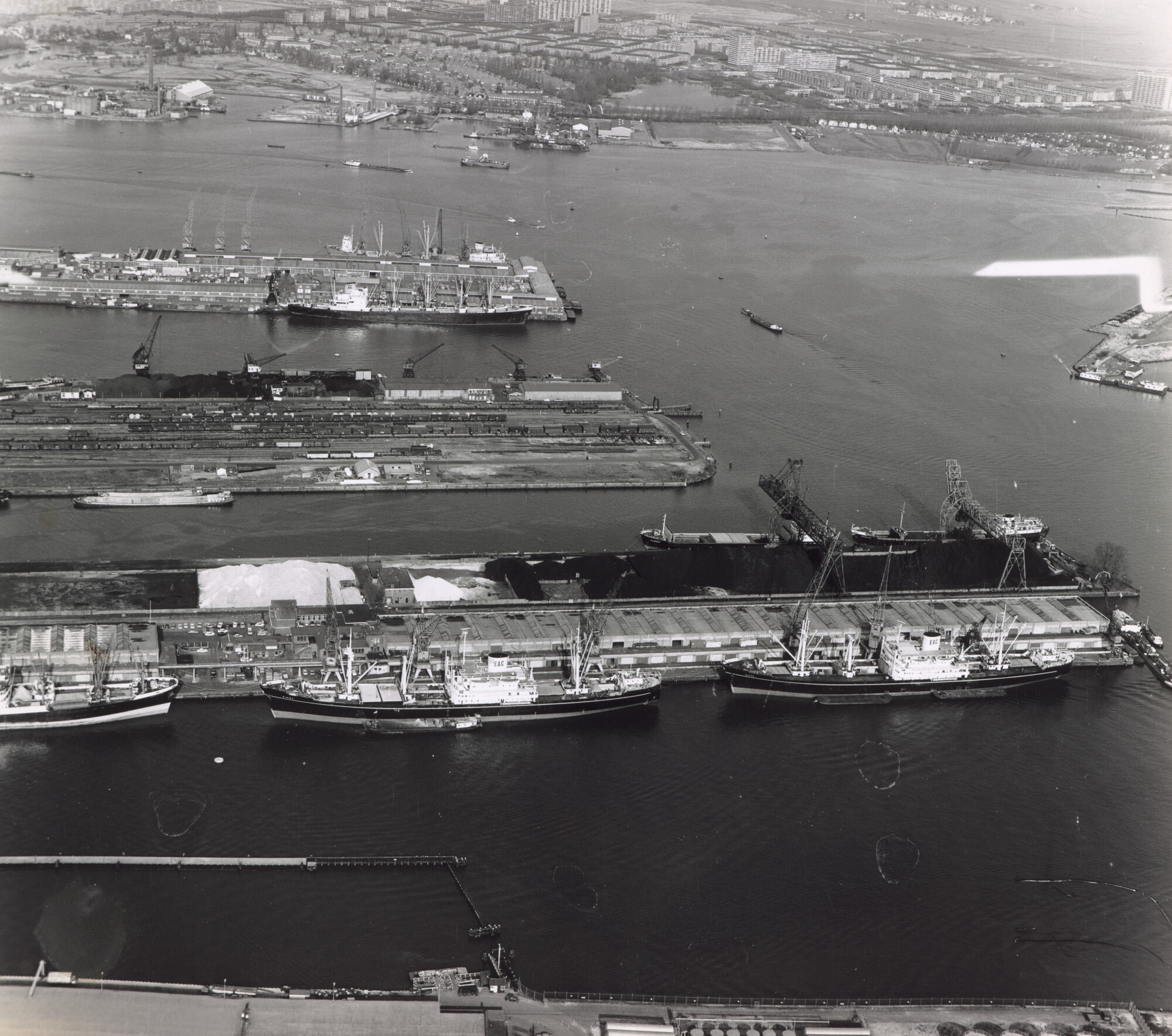 1998.0387; Luchtfoto van Amsterdam en het Oostelijk havengebied met o.m. de Entrepothaven en het Spoorwegbassin [...]; foto