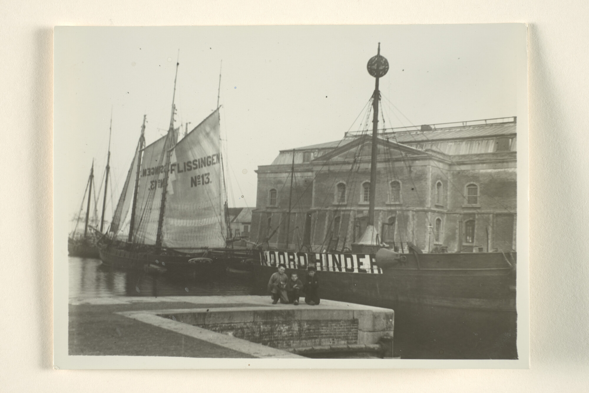 1995.1653; Het lichtschip Noordhinder en de loodsschoener No. 13 afgemeerd; foto