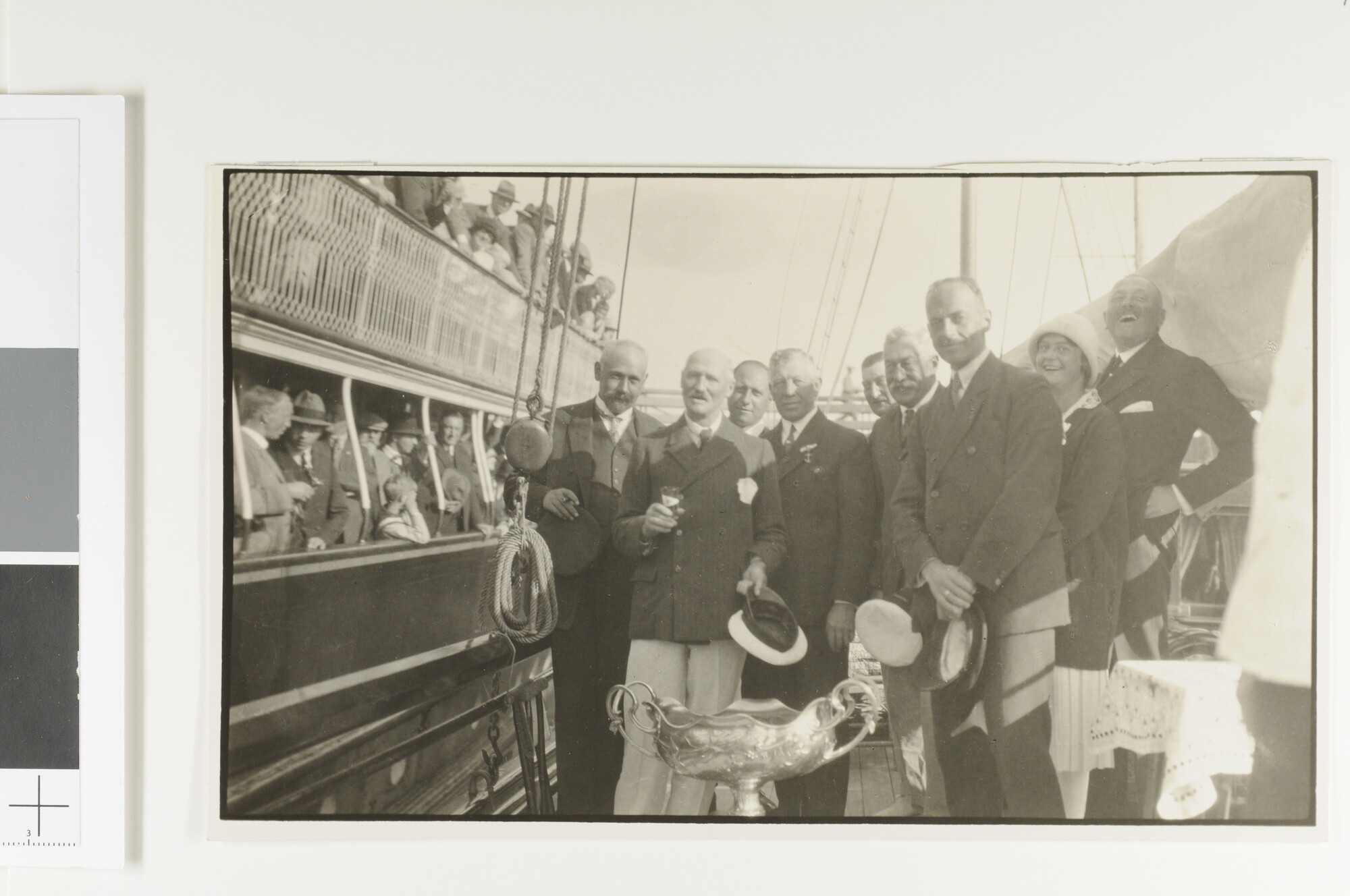 1989.0130; Groepsfoto: het overzeilen van de Oneton Cup aan boord van het jacht Quo Vadis [...]; foto