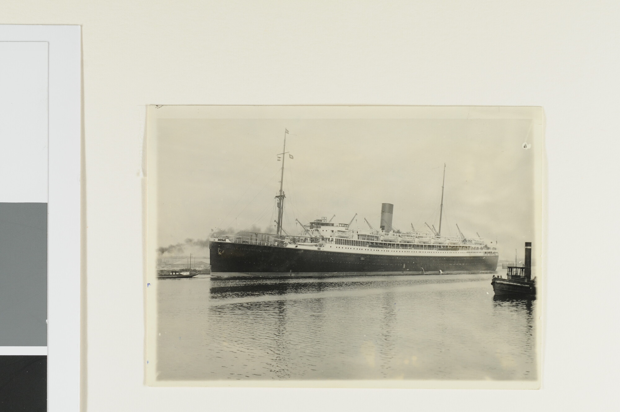 S.3565(44); Het mailschip ms. 'P.C. Hooft' van de SMN in de haven van Amsterdam; foto