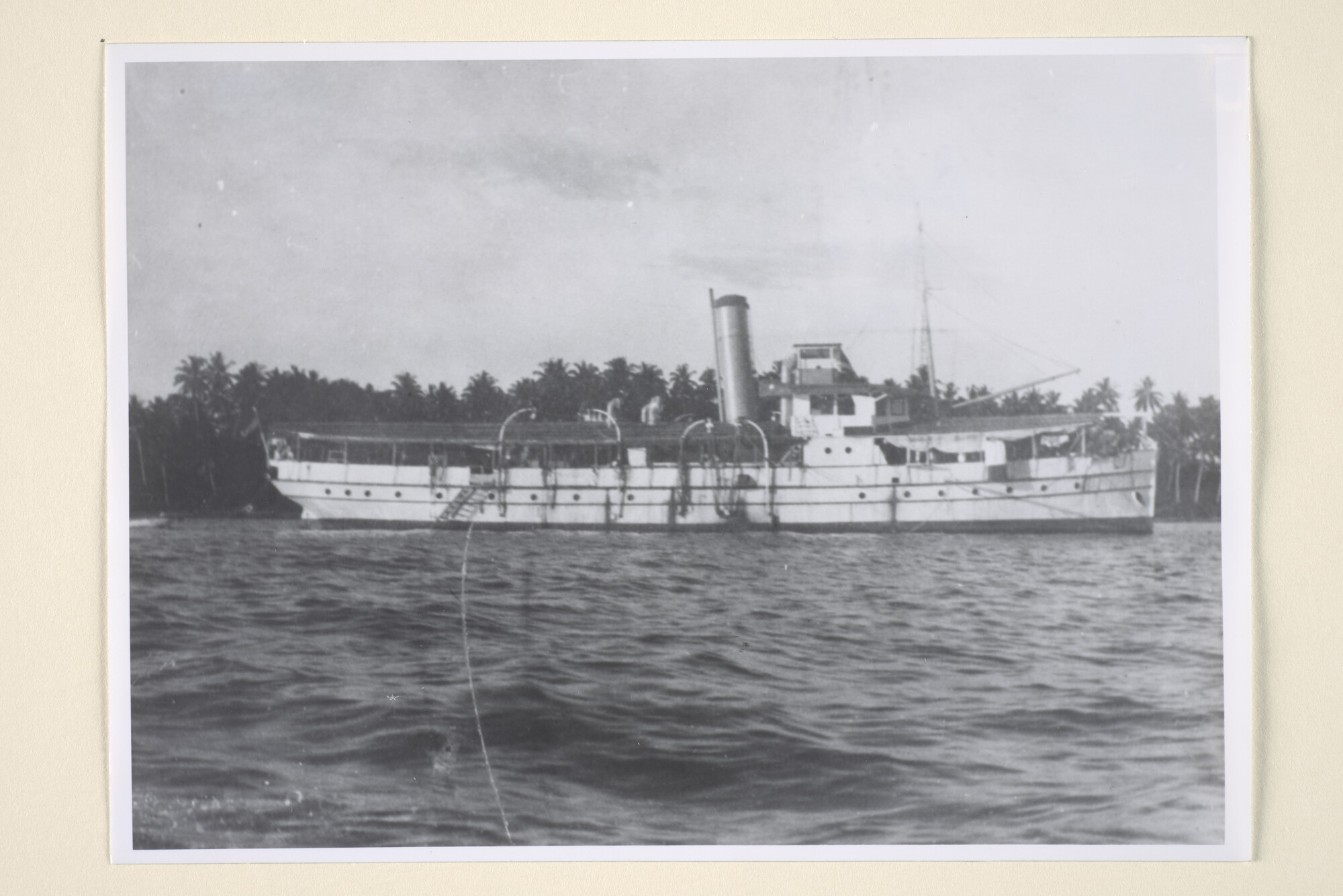 1994.7092; Het recherchevaartuig Hr.Ms. 'Dog' in Indische wateren, vermoedelijk omgeving Soerabaja; foto