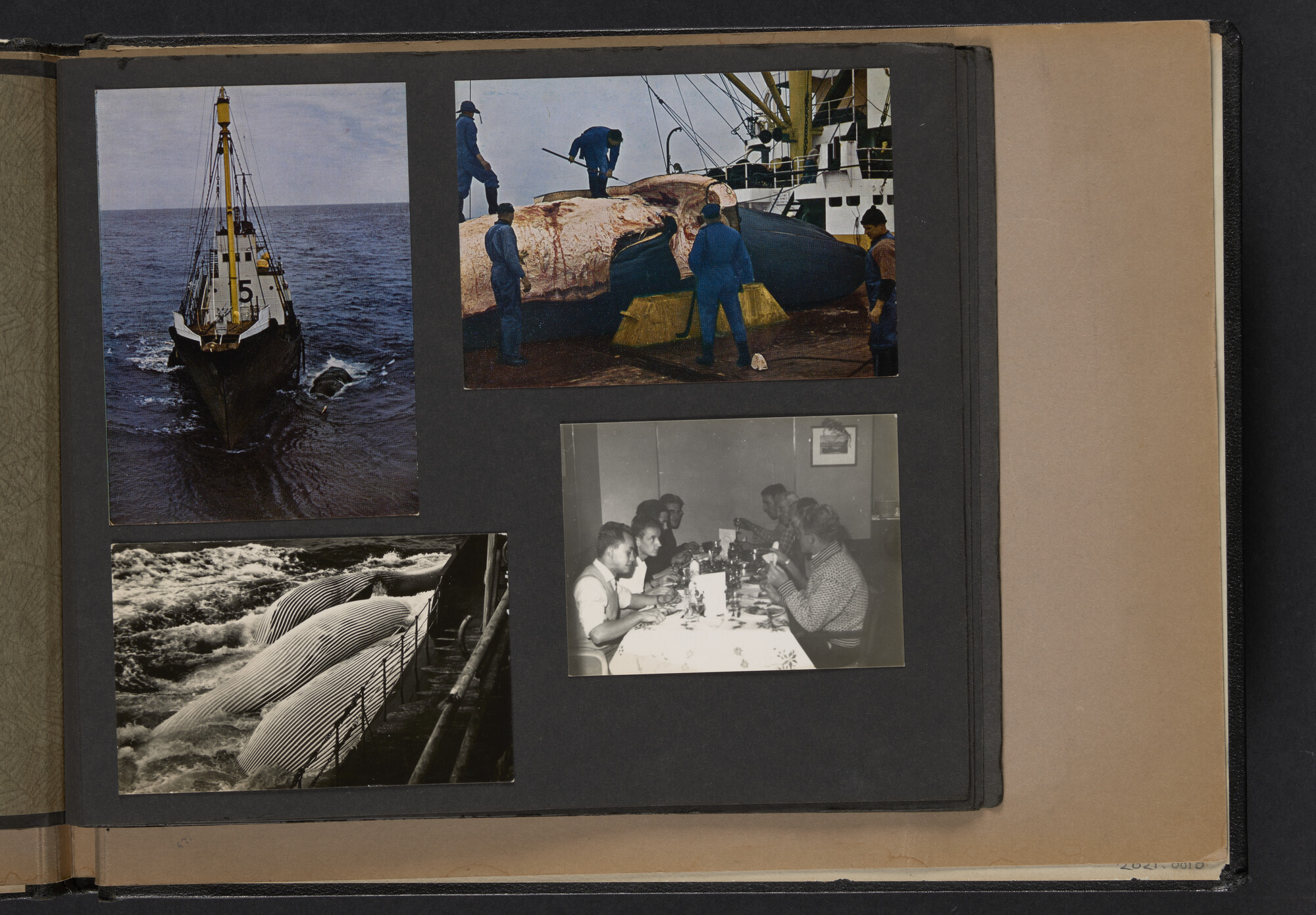 2021.0010; Fotoalbum van Joost Ossewaarde, radiotelegrafist, van reizen op diverse schepen van 1953 t/m 1958; fotoalbum
