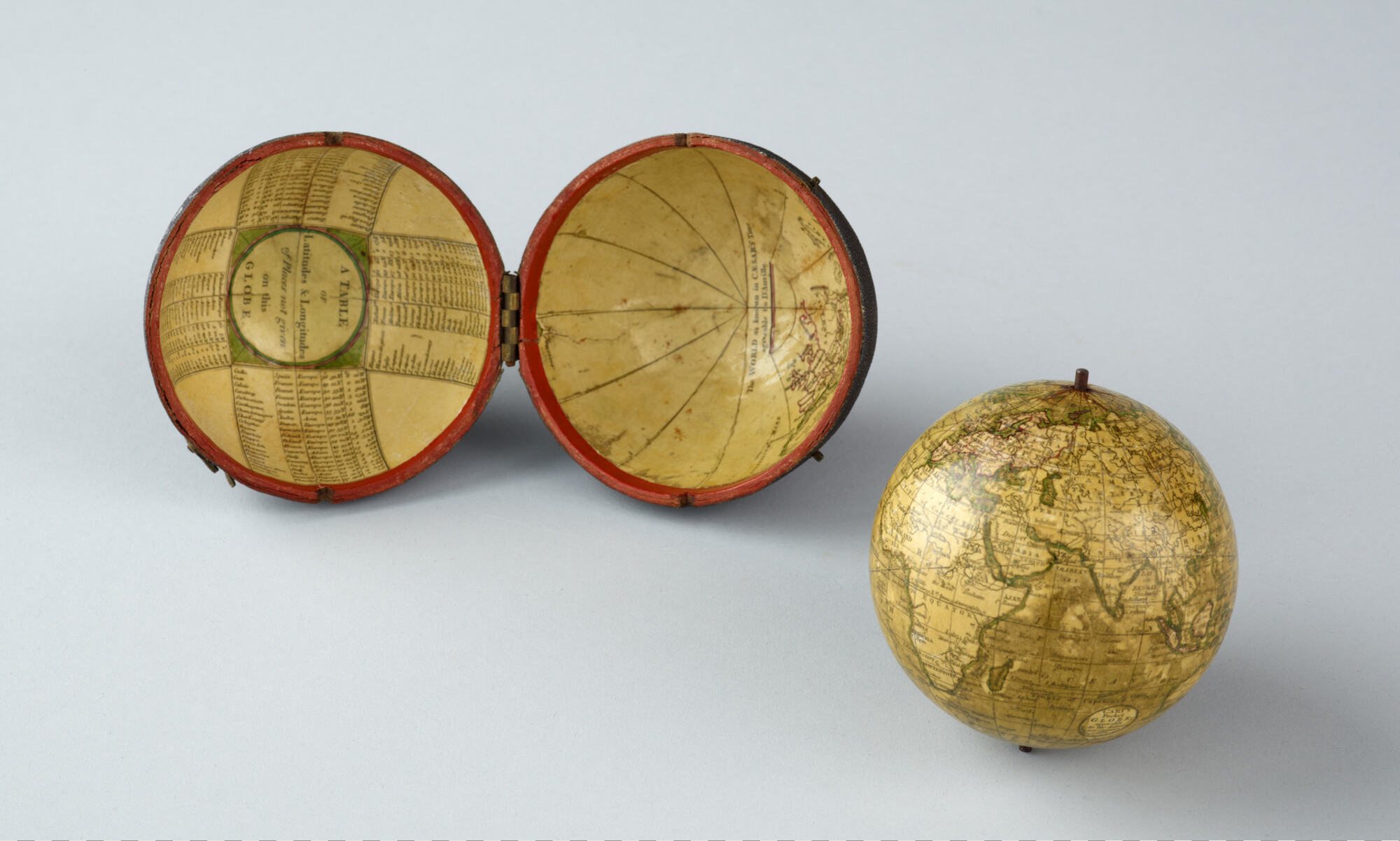A.0145(025)11; Aardglobe in zakformaat van 7,75 cm. in doorsnede in foedraal, door John en William Cary, Londen, 1791; globe