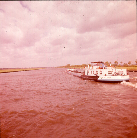 S.9100(2241); Dia van het Amsterdam-Rijnkanaal. Tanker op kanaal, bij Nigtevecht; diapositief