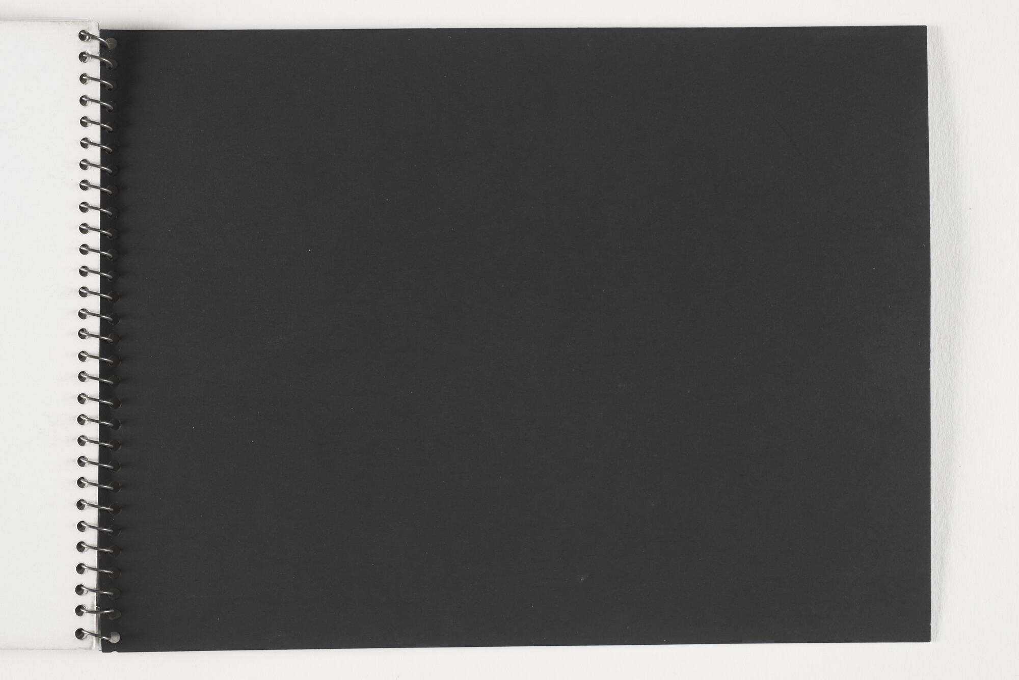 2012.1009; Fotoalbum met zwart-wit foto's van de gemotoriseerde sleepboten Sugi en Sukamandi van de scheepswerf de Vries Lentsch; fotoalbum