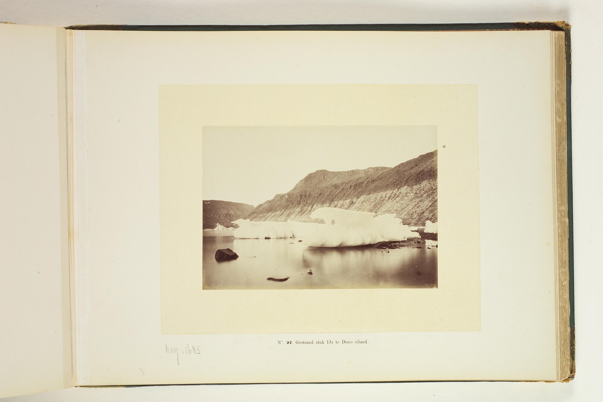 A.4325; Album met foto's van de noordpoolreis van de Pandora; fotoalbum