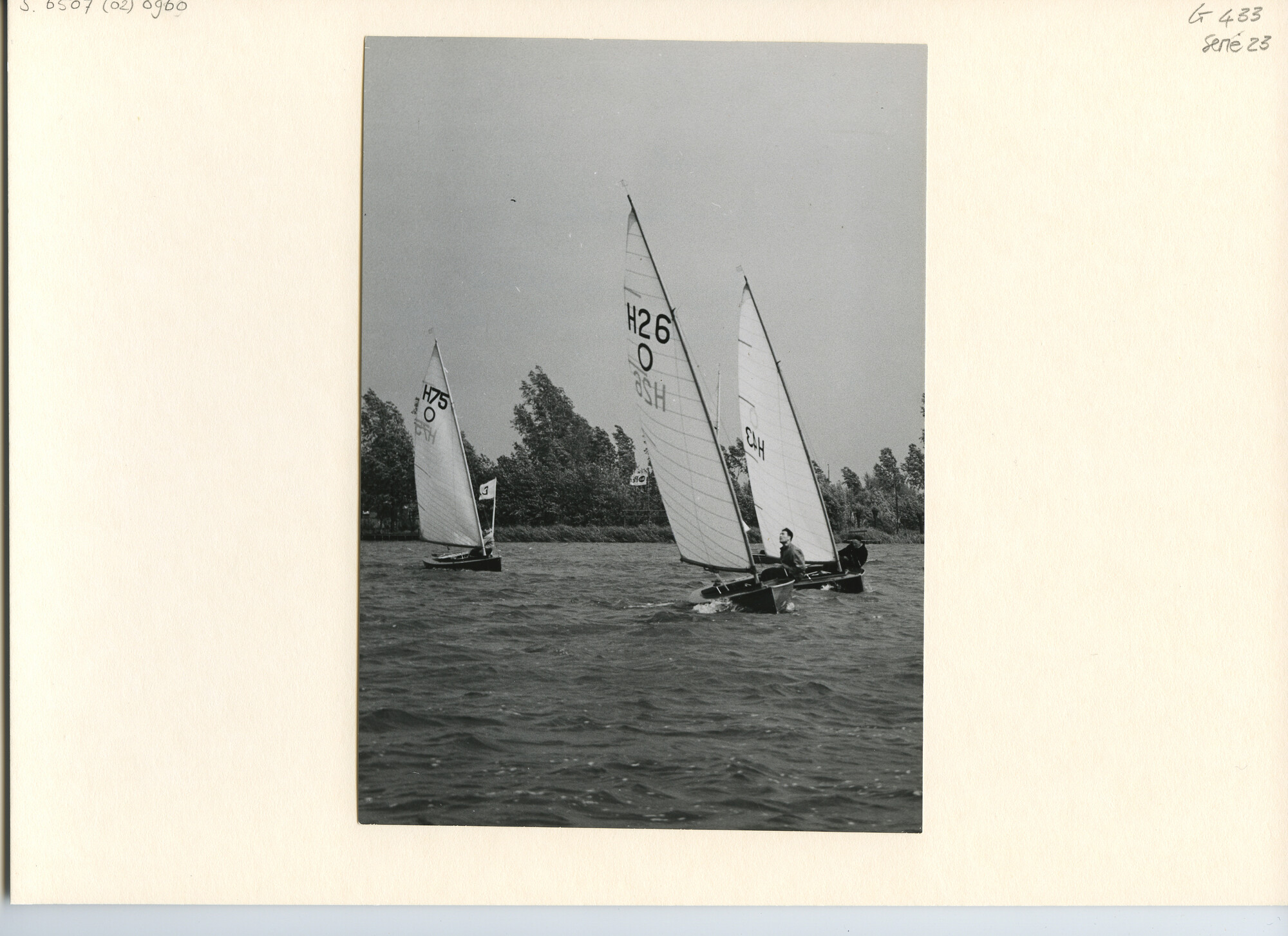 S.6507(02)0960; Zwart-wit foto van de O-jollen-klasse op de Reeuwijkse Plassen; foto