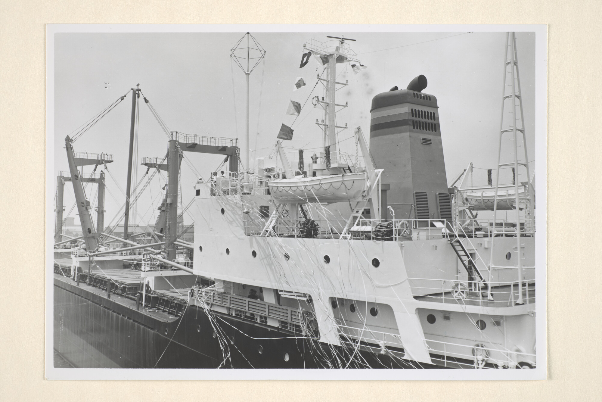 1996.0562; Foto's van de overdracht van het vrachtschip ms. 'Leersum' door de werf van Mitsui Shipbuilding & Enginering Co; fotoreportage