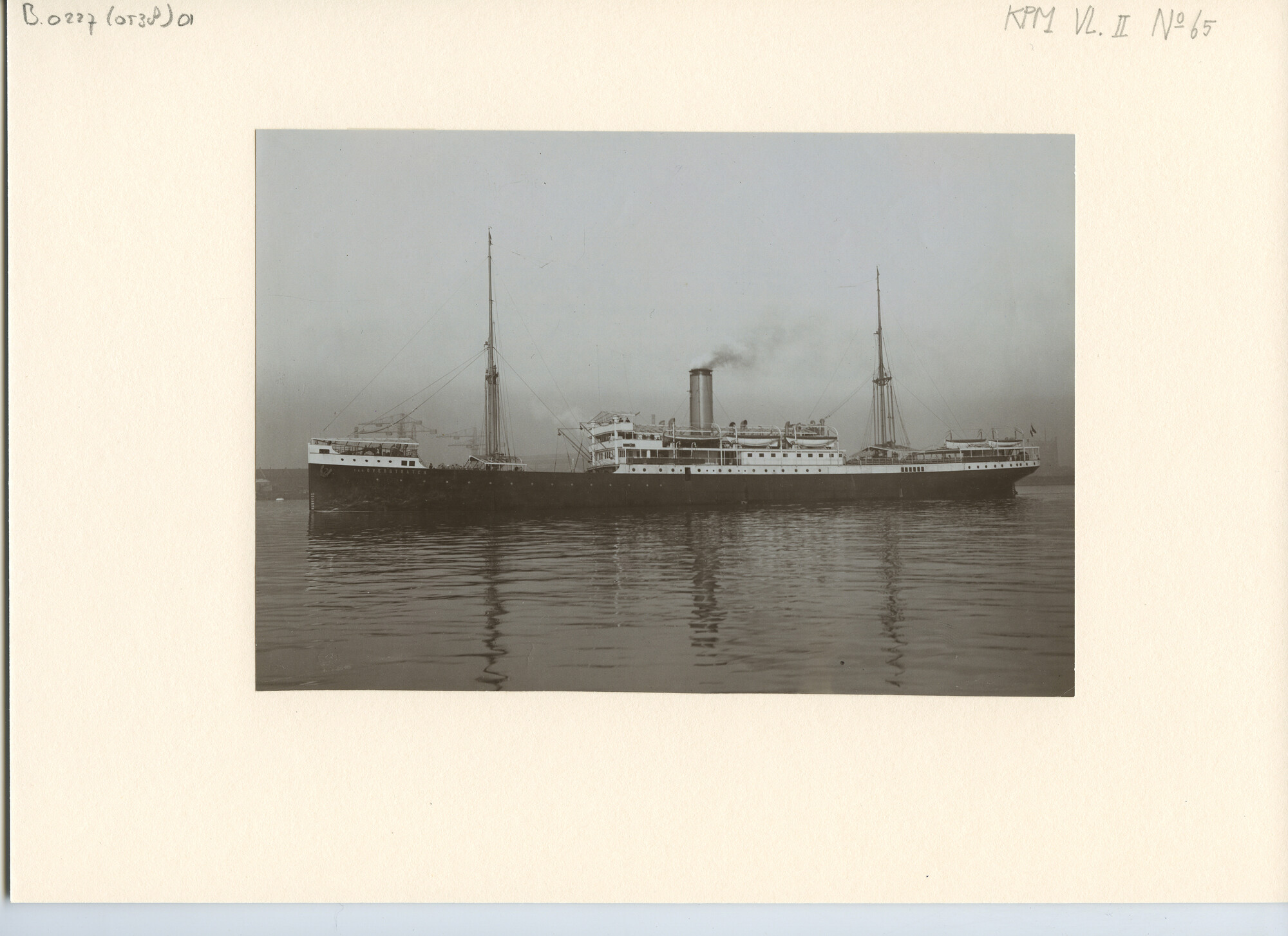 B.0227(0538)01; Het ss. 'Van Overstraten' verlaat de haven van Rotterdam voor de proefvaart; foto