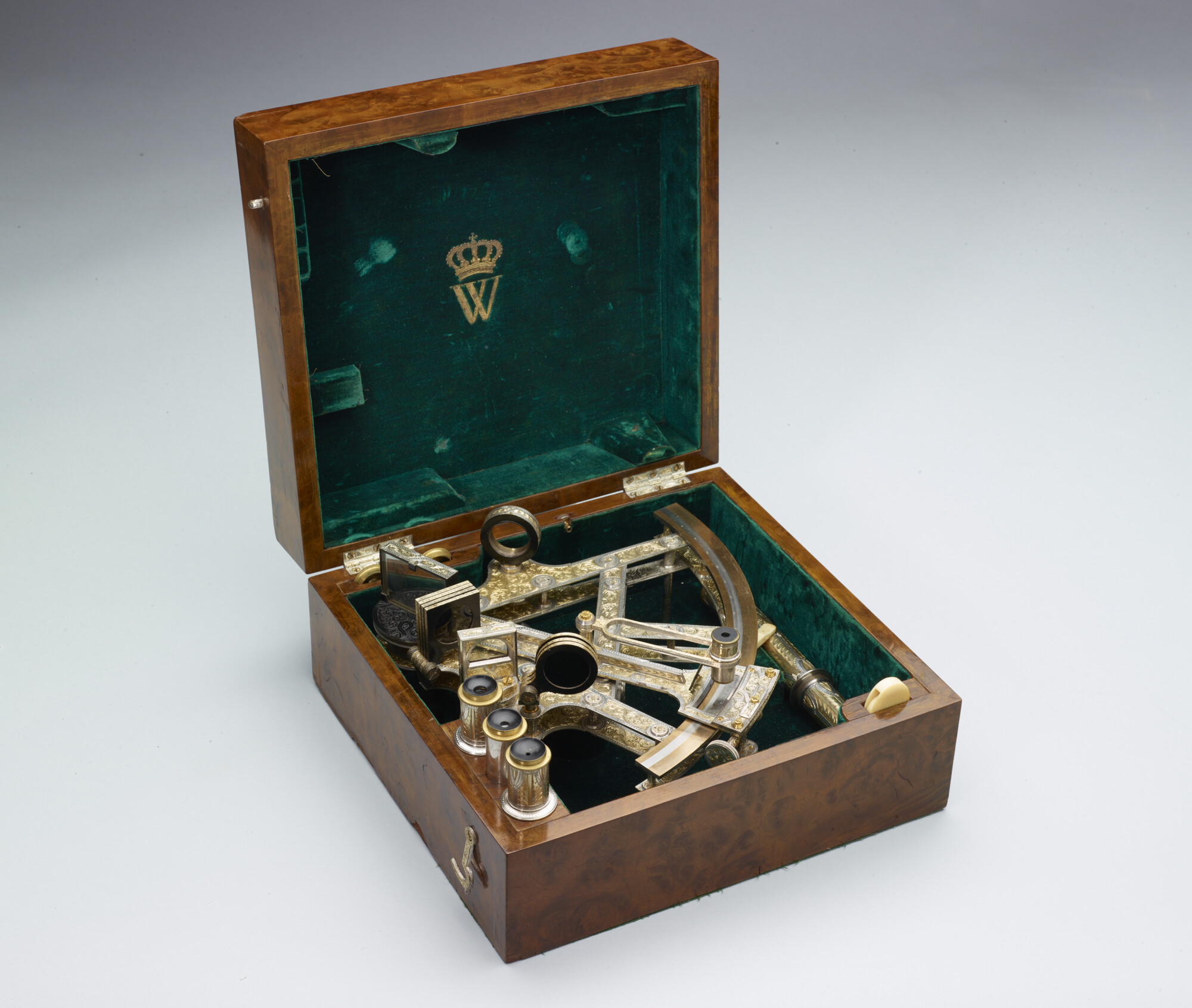 B.0027(01); Verzilverde messing dubbelframe quintant, in 1874 aangeboden aan koning Willem III der Nederlanden bij diens zilveren jubileum als koning; quintant