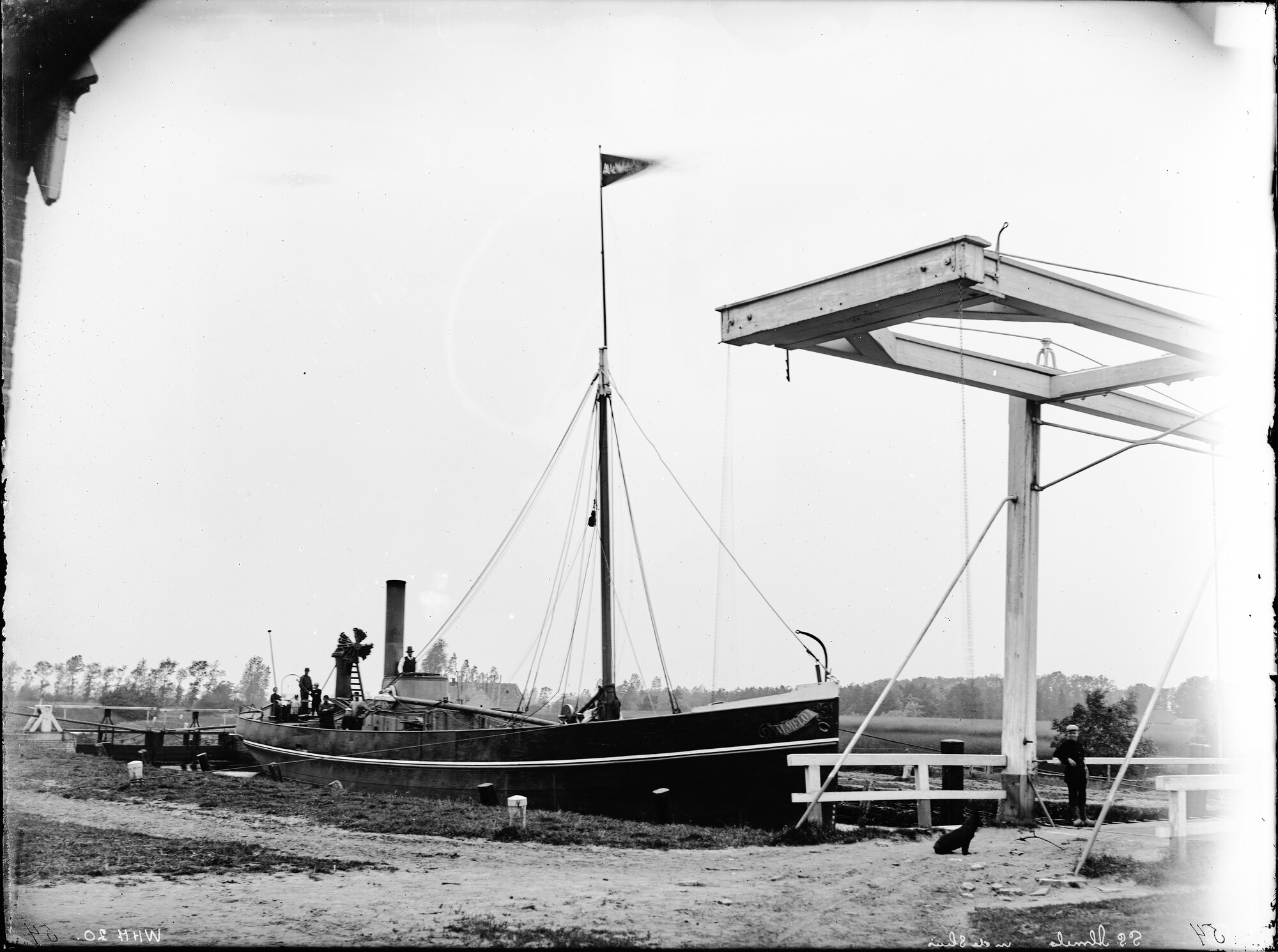 S.1156(06)169a; Het ss. Almelo I ligt afgemeerd in een sluis bij Almelo; negatief