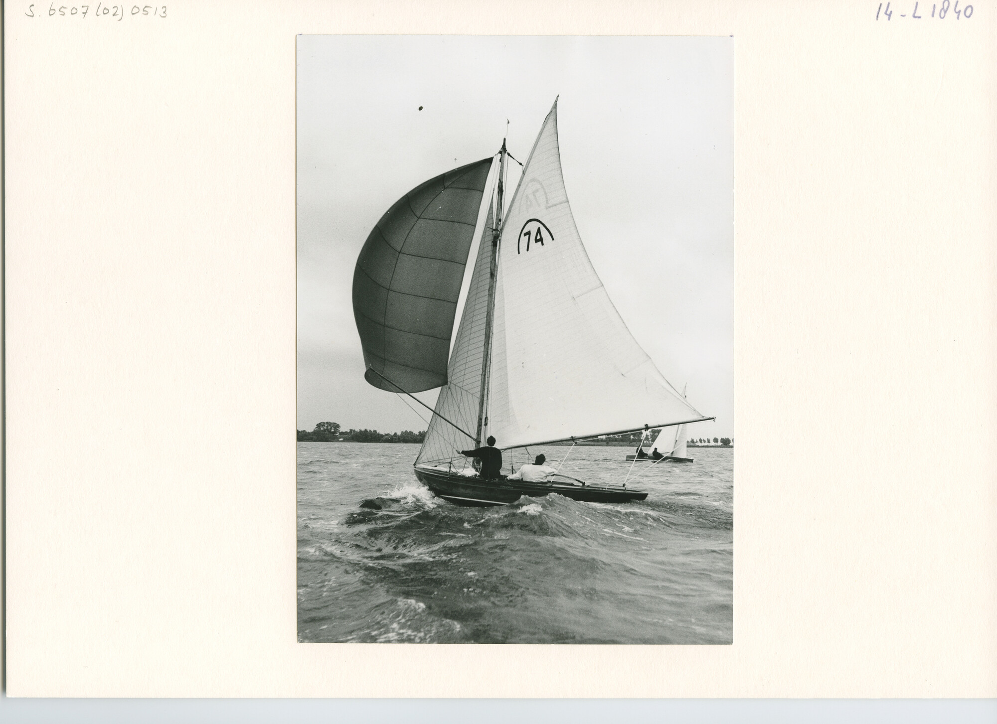 S.6507(02)0513.01; Zwart-wit foto van het Nederlands Kampioenschap Regenboog 1958 met nummer 74 (Beneventum, Hofland) voor de wind op de Westeinderplassen; foto