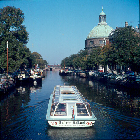 S.9100(1628); Dia (sfeerfoto) Singel, met rondvaartboot Hof van Holland en Ronde Lutherse [...]; diapositief