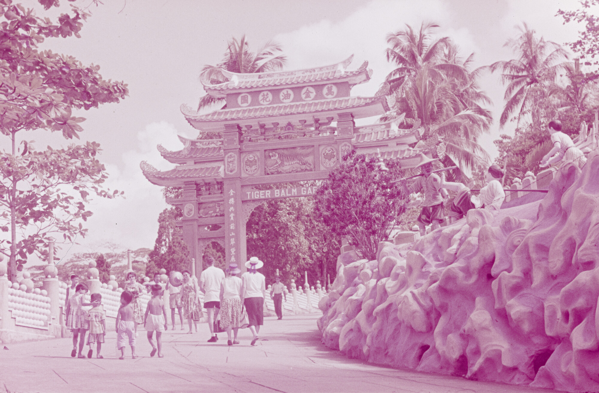 2015.0994; Dia van een tempel in Singapore; diapositief