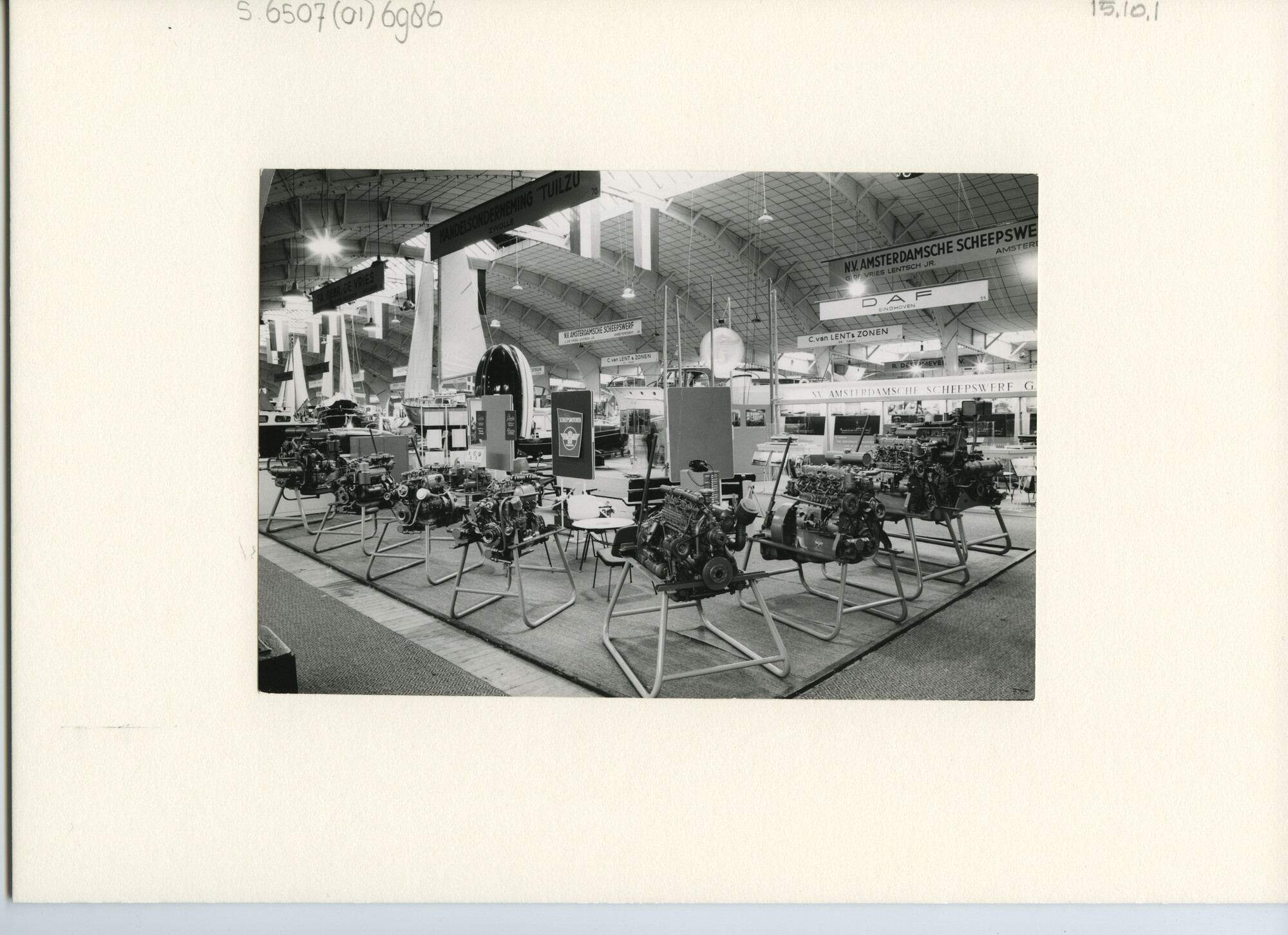 S.6507(01)6986; Foto van de HISWA 1960: stand handelsonderneming Tuilzo, Zwolle: toont binnenboord; foto