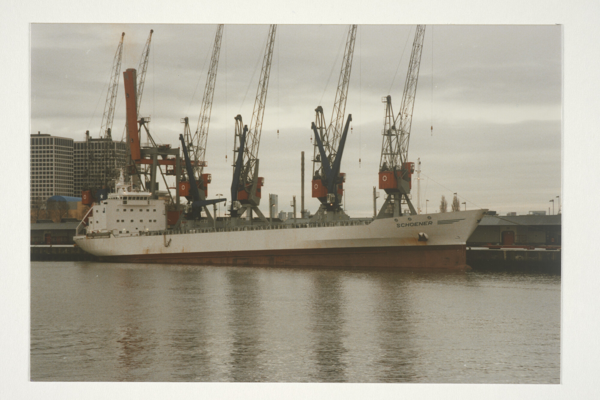 2000.0937; Kleurenfoto van het koelschip ms. Schoener van rederij Jaczon BV te Scheveningen [...]; foto