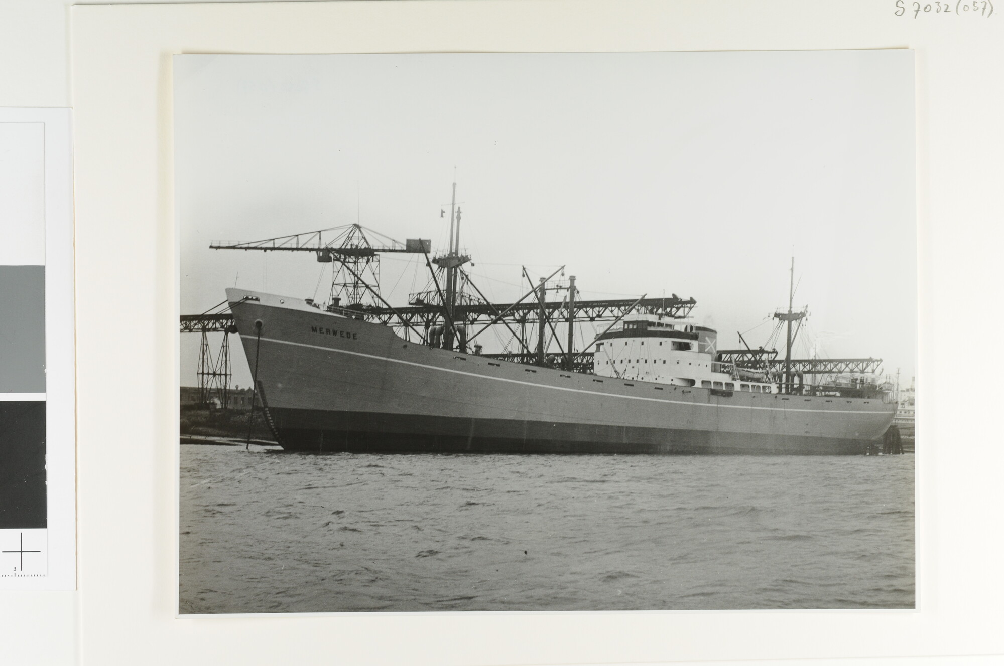 S.7032(057); Het vrachtschip ms. 'Merwede' van de Houtvaart NV; foto