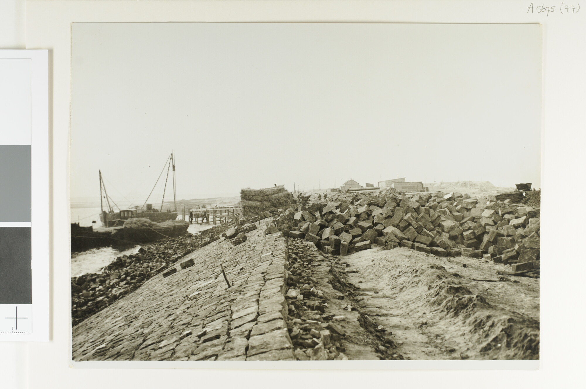 A.5675(77); Zuiderzeewerken. Werkzaamheden bij de aanleg van de Afsluitdijk; foto