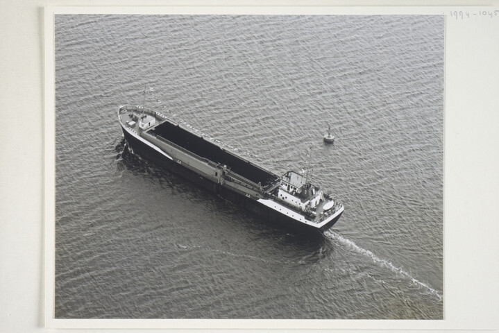 1994.1045; Foto's van bij Scheepswerf Van Goor Monnickendam gebouwde schepen: bouw en proefvaart van de hopper-zuiger 'Pegasus' ev; fotoalbum