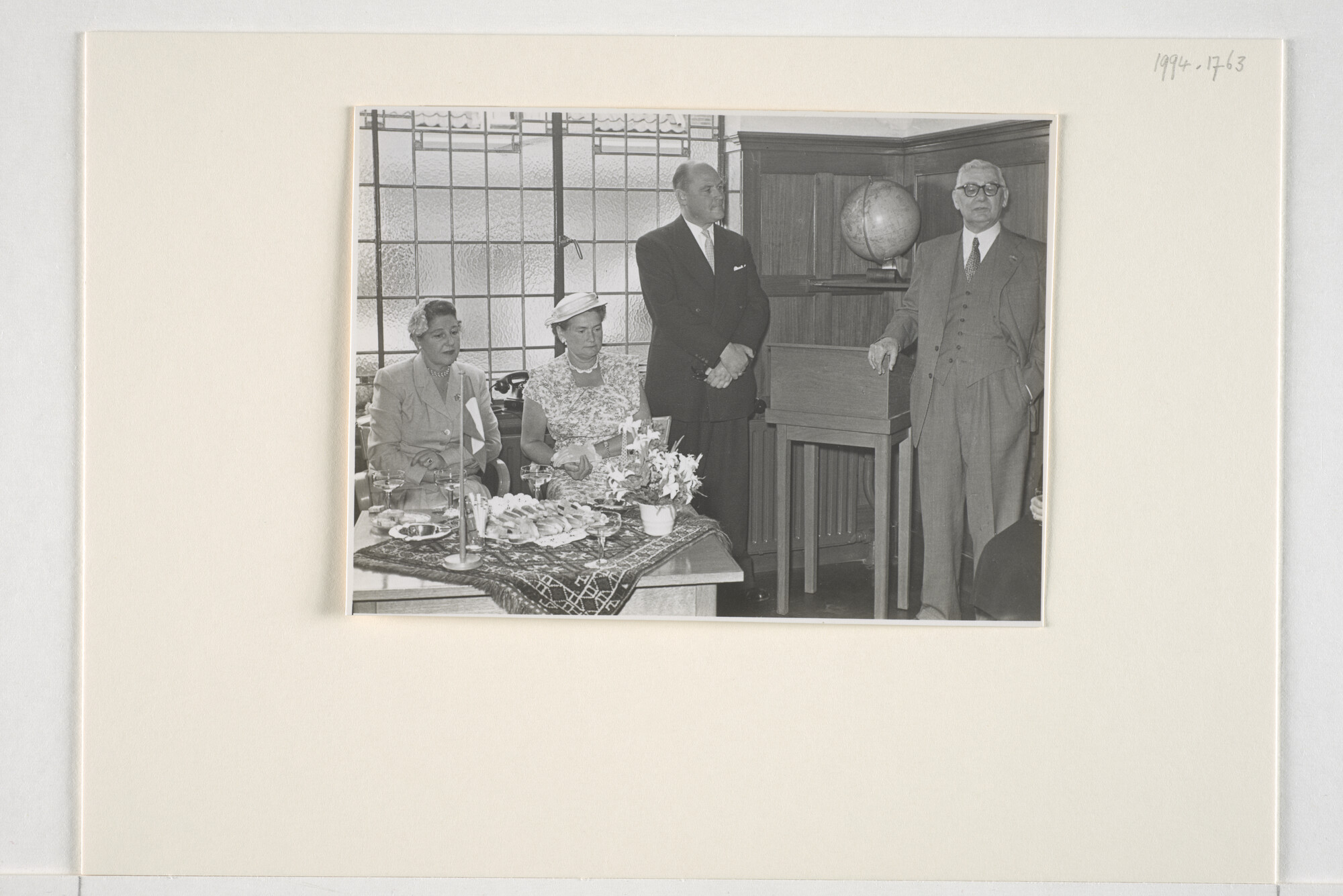 1994.1763; Fotos van de doophandelingen en receptie van de tewaterlating van het ms. Straat Madura; fotoreportage