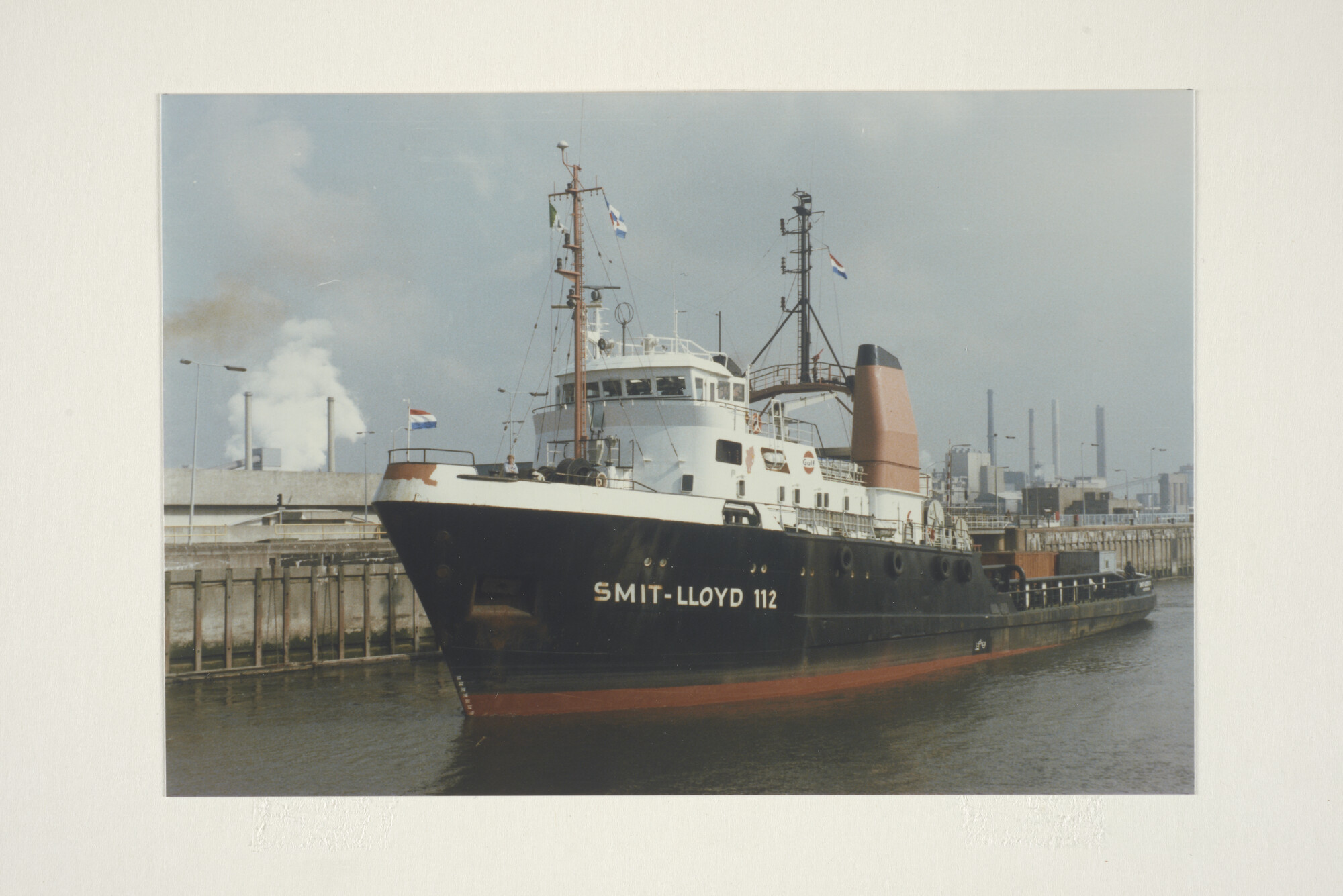 1997.4677; Kleurenfoto van het bevoorradingsschip 'Smit Lloyd 112' van Smit Lloyd BV; foto