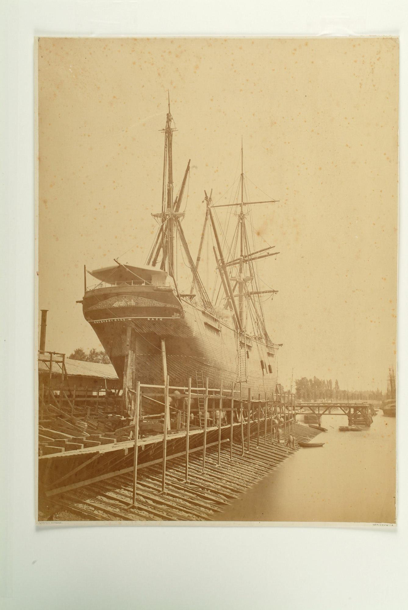 S.2172(2); Het Britse koopvaardijfregat Crescent City op een scheepshelling; foto