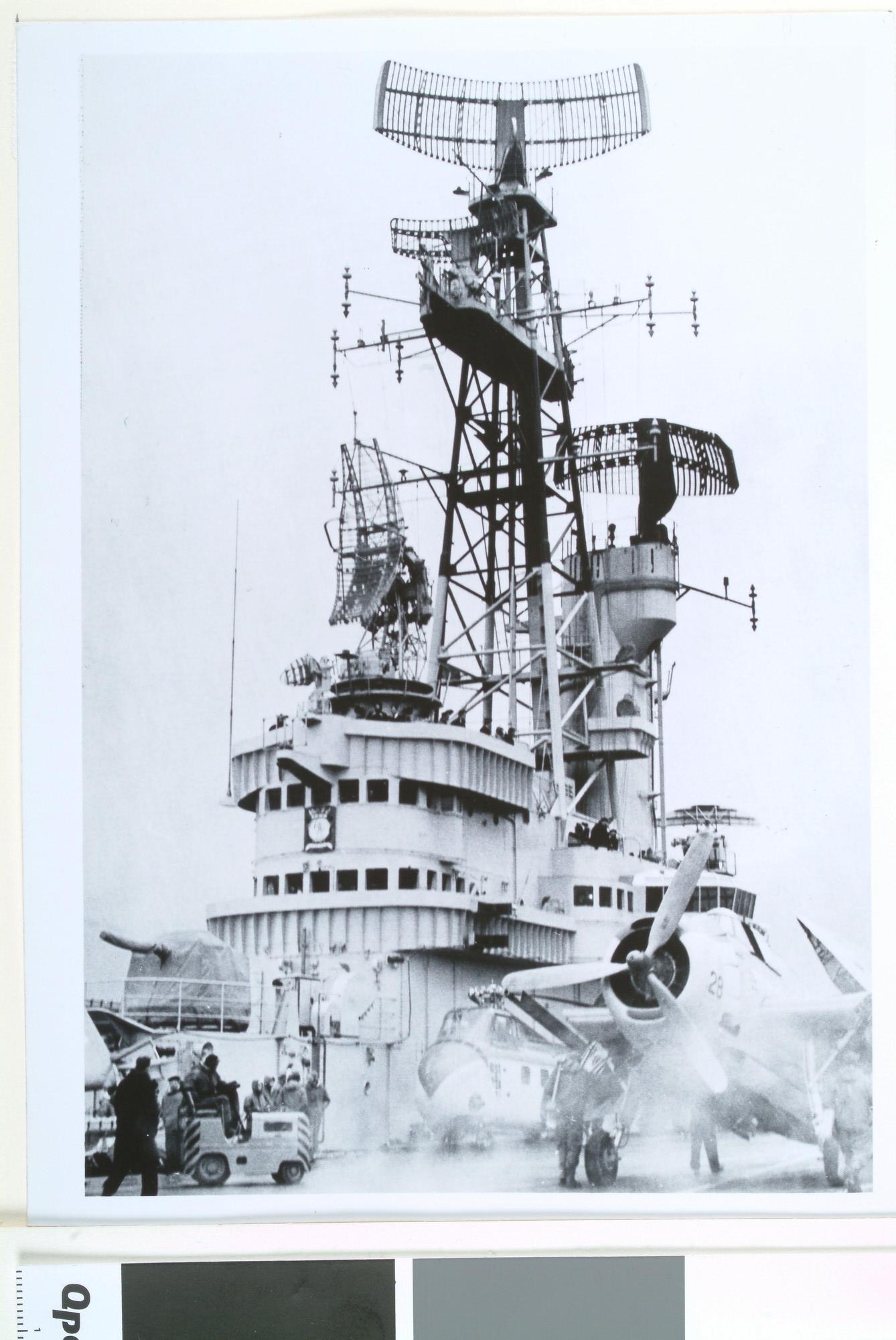 1994.7213; Activiteiten aan dek van het vliegkampschip Hr.Ms. 'Karel Doorman' (R 81); foto