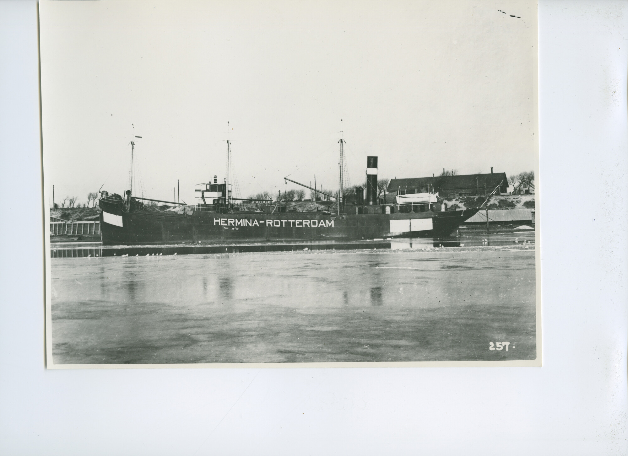 S.5621(01)0840; Foto van vrachtschip ss. "Hermina", gebouwd in 1917. Gebouwd bij Verschure.; foto