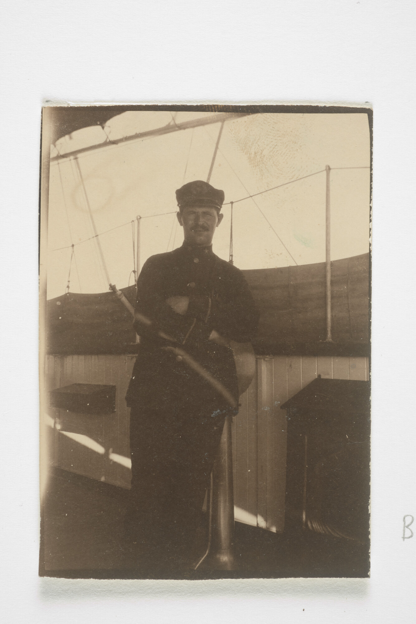 S.5432(02)25; Portretten van opvarenden gemaakt aan boord van het vrachtschip ss. Hermes van de KNSM; fotoreportage