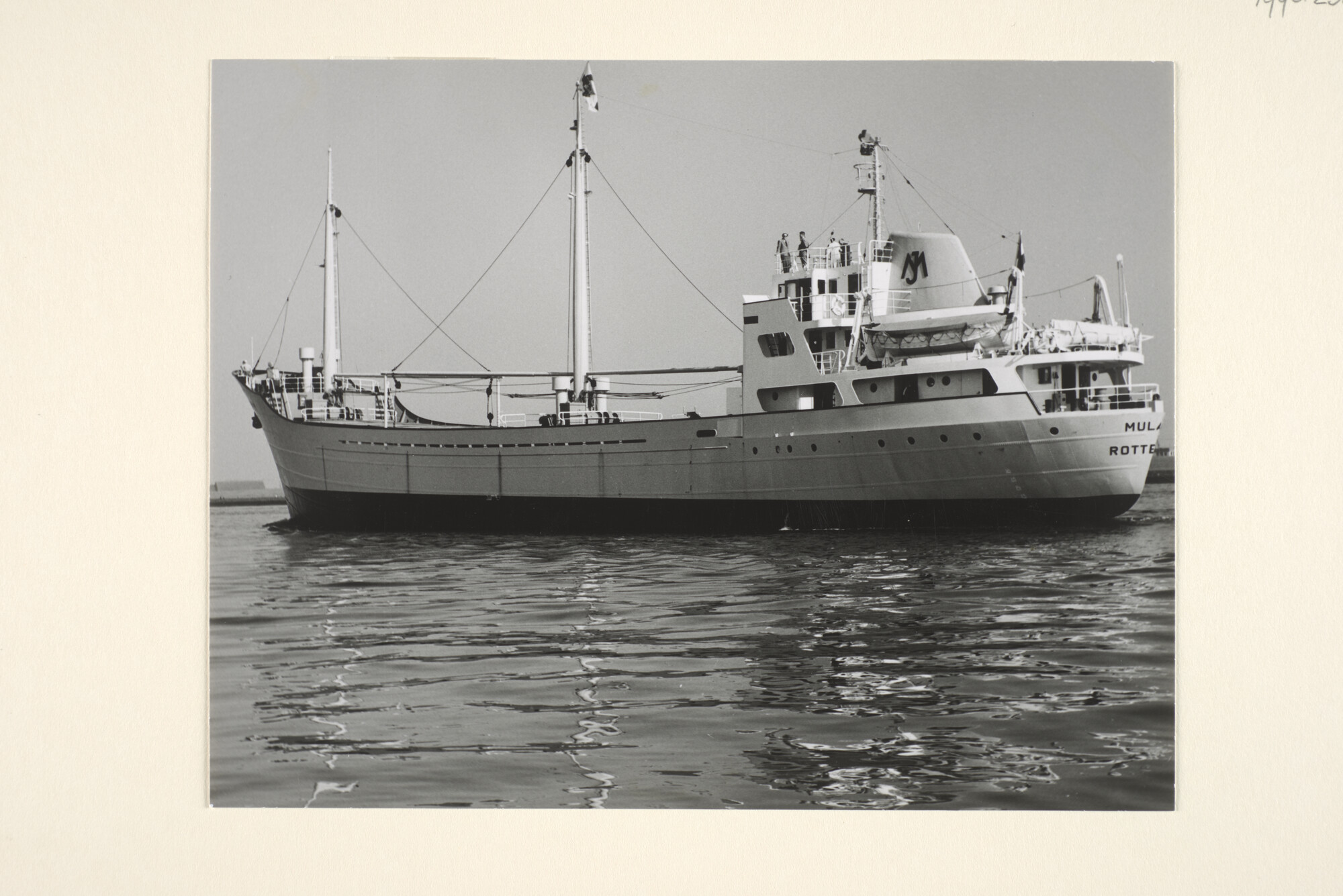 1996.2328; De coaster ms. 'Mulan M' van Vrachtvaart Maatschappij Trako uit Rotterdam gezien op de Nieuwe Waterweg tijdens de proefvaart [...]; foto