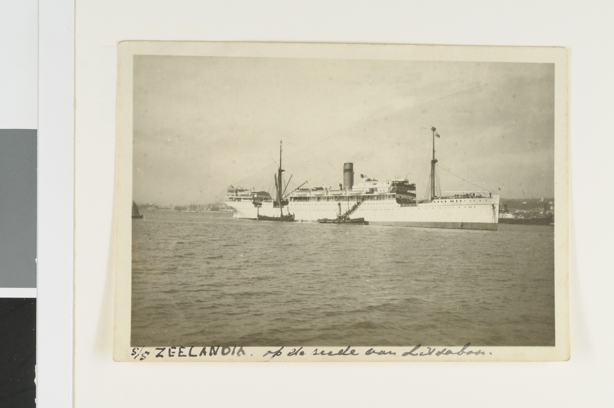 S.6408(0924); Het passagiersschip ss. 'Zeelandia' van de Koninklijke Hollandsche Lloyd ligt op de rede van Lissabon; foto
