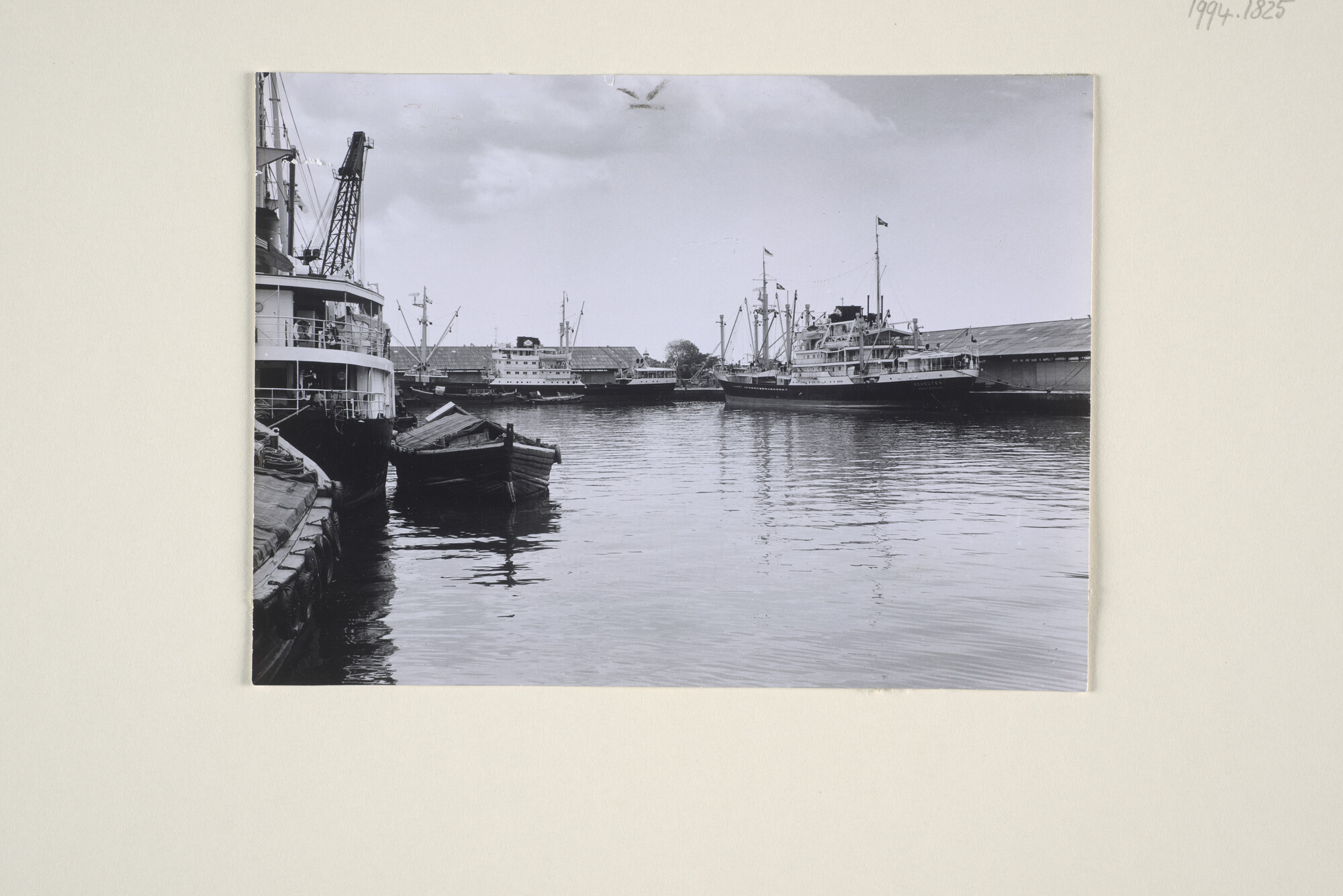 1994.1825; Het ms. 'Van Cloon' en 'Schouten' in het Empire Dock te Singapore; foto