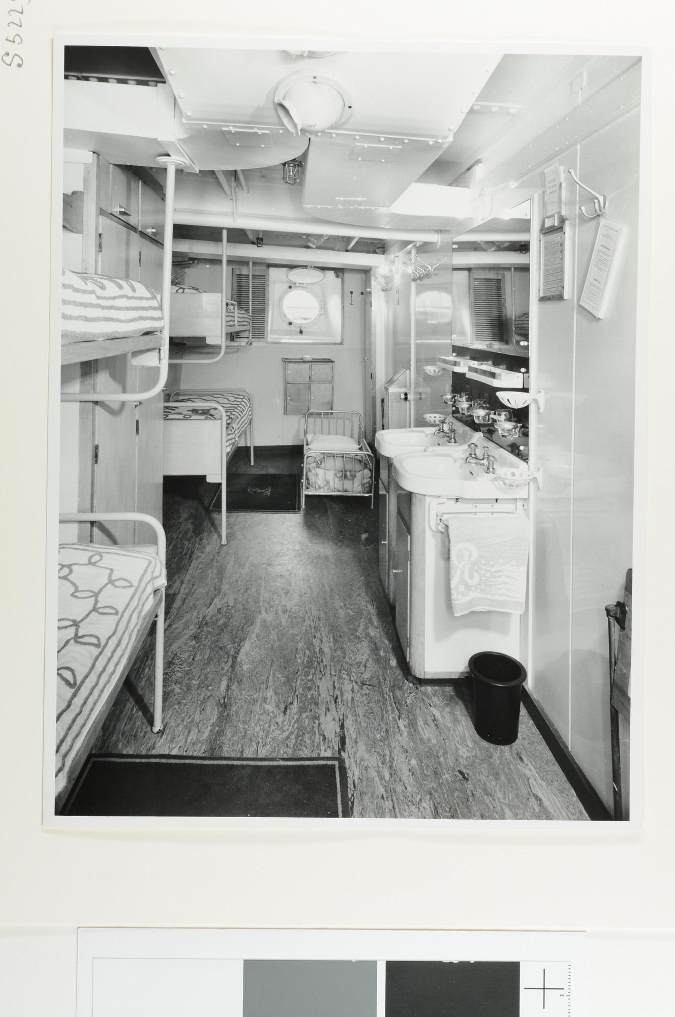 S.5229(01); Interieurfoto's genomen aan boord van ms. 'Willem Ruys' van de Koninklijke Rotterdamsche Lloyd [...]; fotoreportage