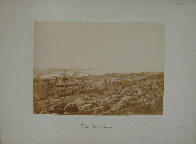 S.3986(01); Map met een verzameling losse foto's gedeeltelijk met onderschrift van de zevende Noordpoolexpeditie van de Willem Barents in 1884; fotoalbum