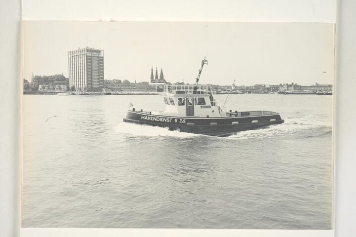 1994.1041; Foto's onder andere van de bij Scheepswerf Van Goor Monnickendam gebouwde salonboot ms. 'Alcmaria' en de coasters 'Almanum', 'lenie' en 'Marjan'; fotoalbum