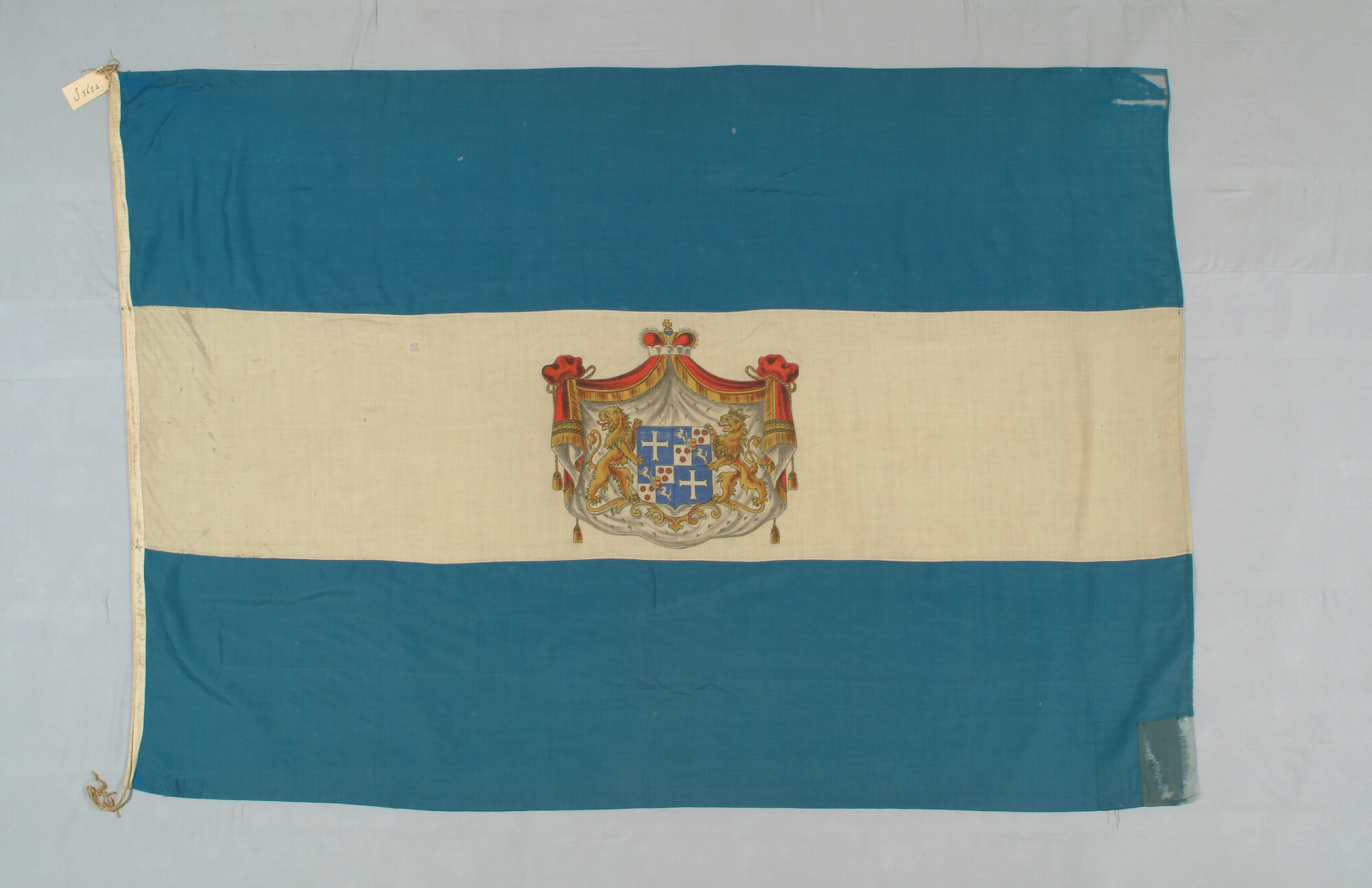 S.5652; Vlag van Kniphausen, met het wapen van de familie Aldenburg Bentinck; vlag