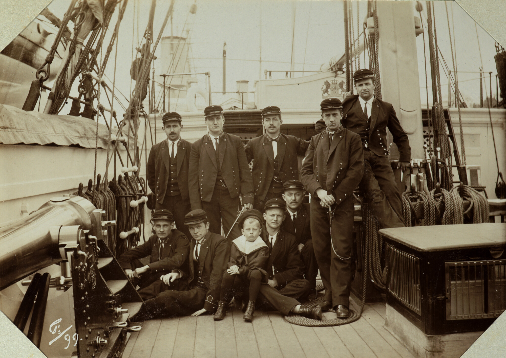 S.5674; Album van C.R. van Blijenburgh met groepsfoto's van kadetten en foto's; fotoalbum