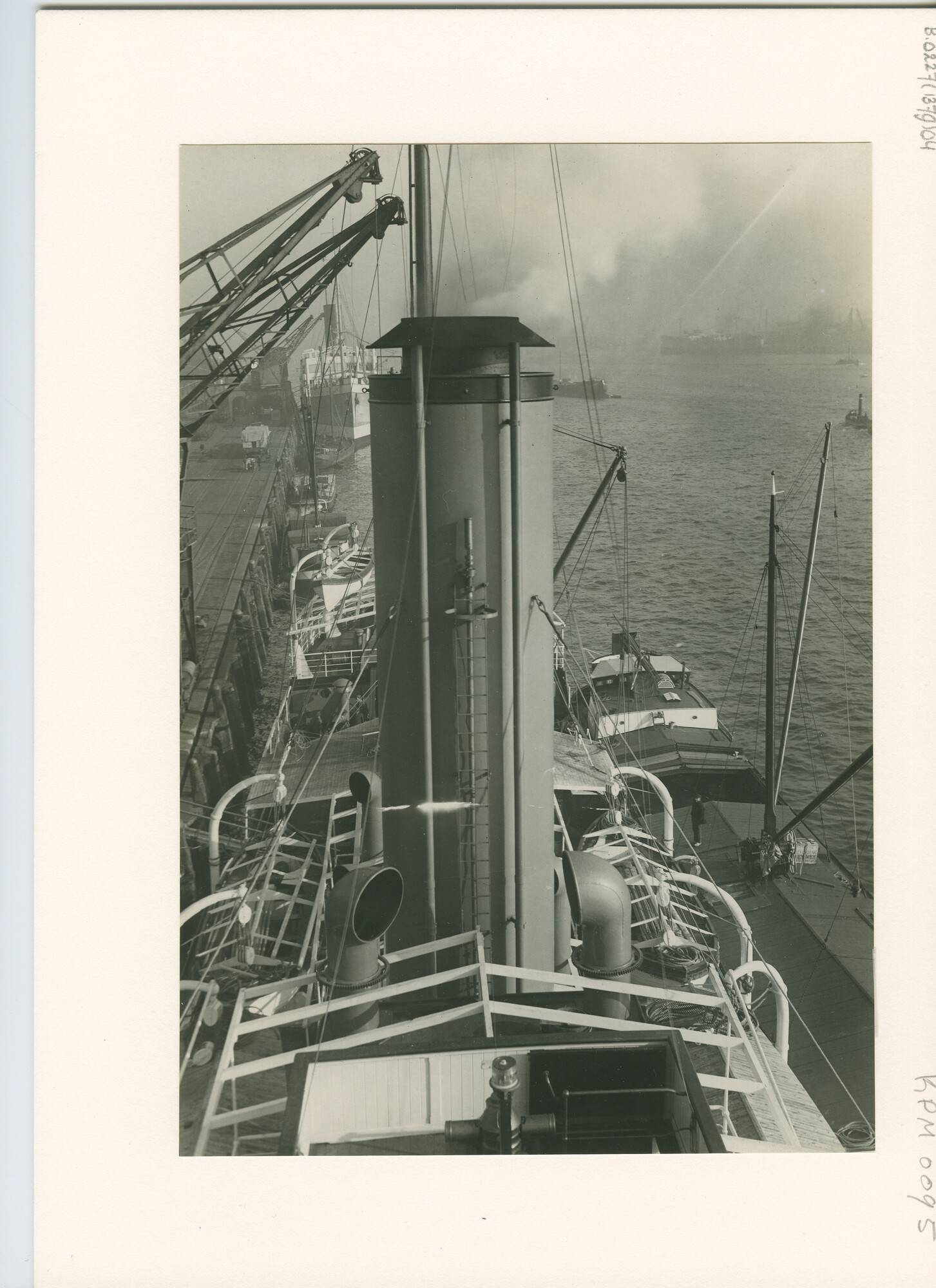 B.0227(1379)04; Foto genomen a/b ss. Sigli voor het vertrek naar Indië; foto