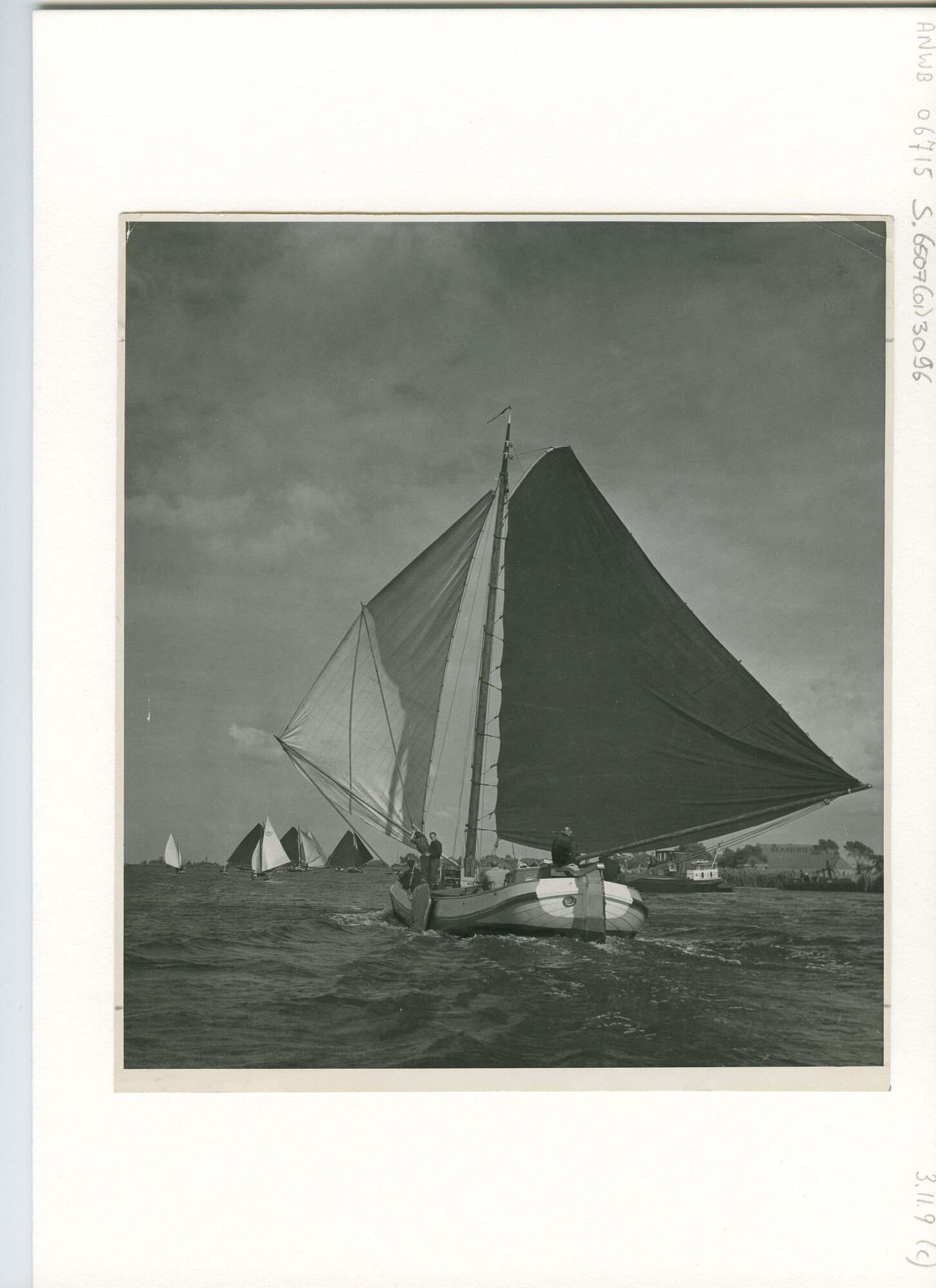 S.6507(01)3096; Achteraanzicht van een voor de wind zeilend skûtsje - tjalk - op een meer tijdens Skûtsjesilen; foto