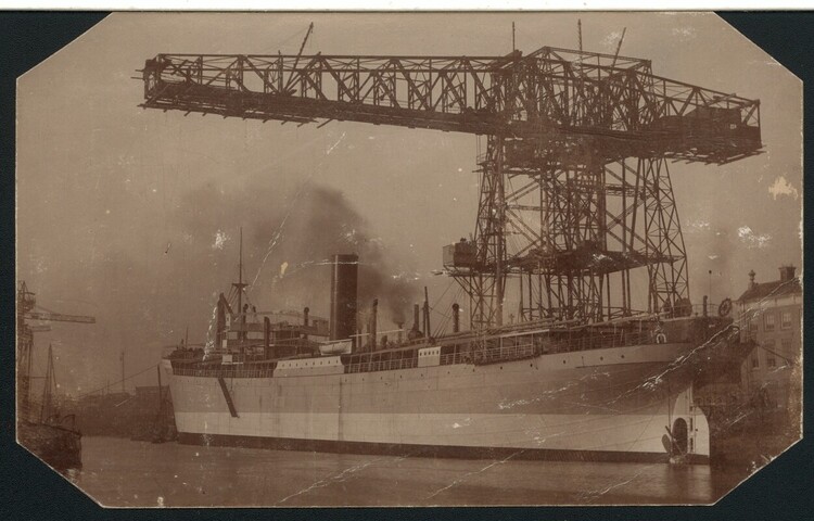 1995.5298; Het vrachtschip ss. Soerakarta van de Rotterdamsche Lloyd aan de afbouwkade van de Koninklijke Maatschappij 'De Schelde' te Vlissingen; prentbriefkaart