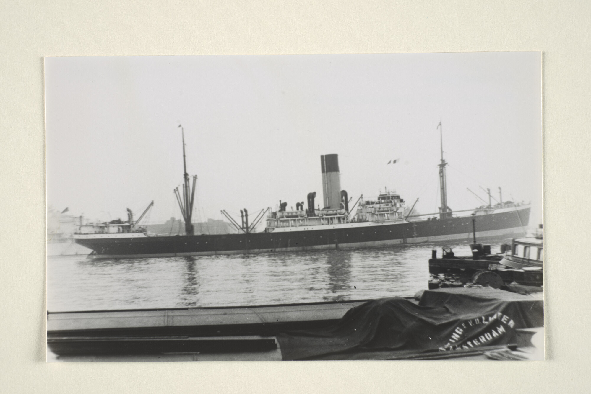 1995.5442; Het vrachtschip ms. 'Melampus' van de Nederlandsche Stoomvaart Maatschappij "Oceaan"; foto